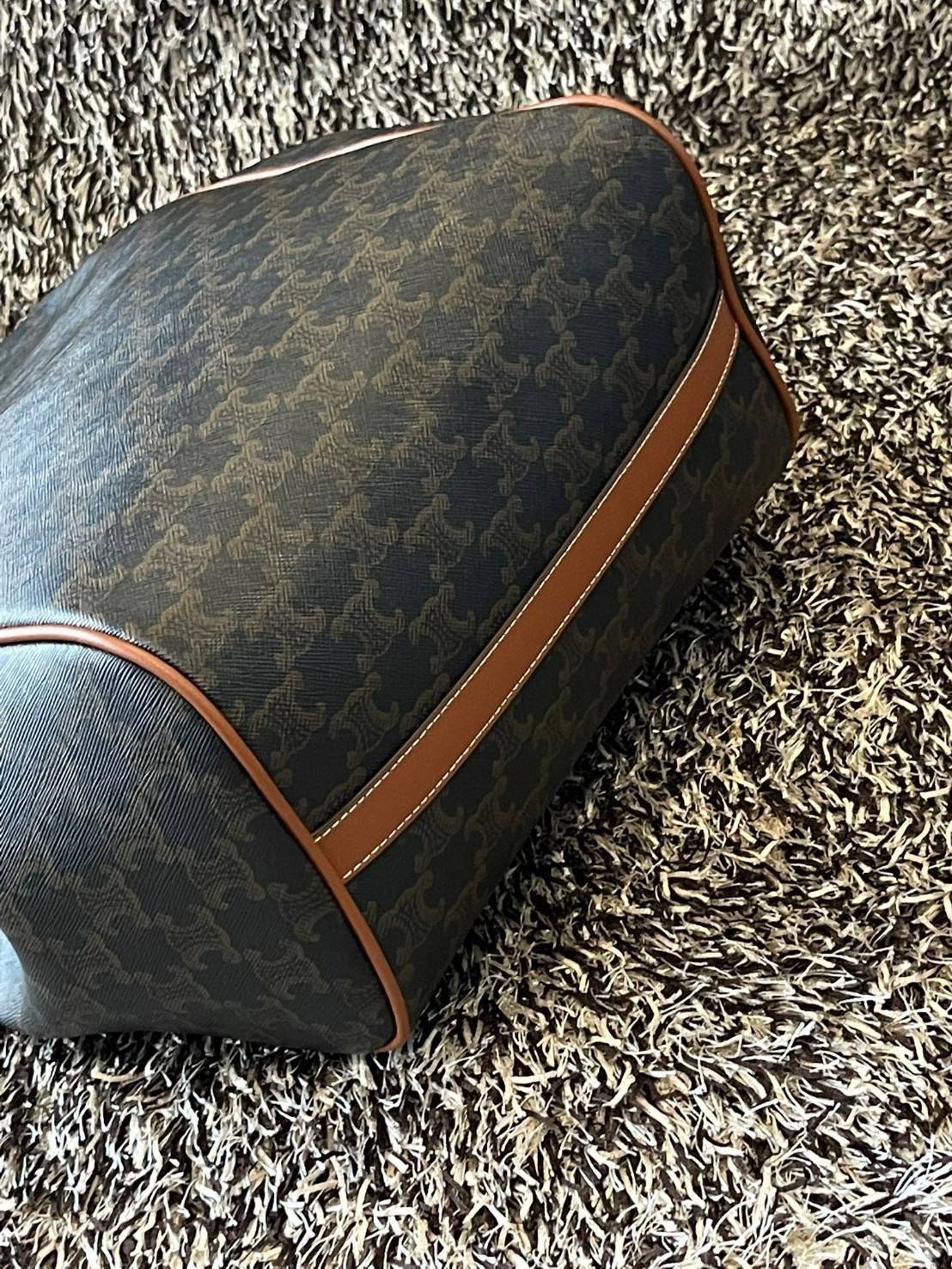 Celine Medium shopping bag in Triomphe canvas มาในรูปแบบ กระเป๋า Shopping Bag ใบสวยสง่า เป็นกระเป๋าดีไซน์เรียบง่าย แมตช์ได้กับทุกชุด ผลิตจากผ้าแคนวาสชนิดพิเศษซึ่งโดดเด่นด้วยลายเอกลักษณ์ของ Triompe เป็นใบที่เหมาะกับการใช้ประจำวันเป็นอย่างมาก ด้วยรูปทรงสี่เ