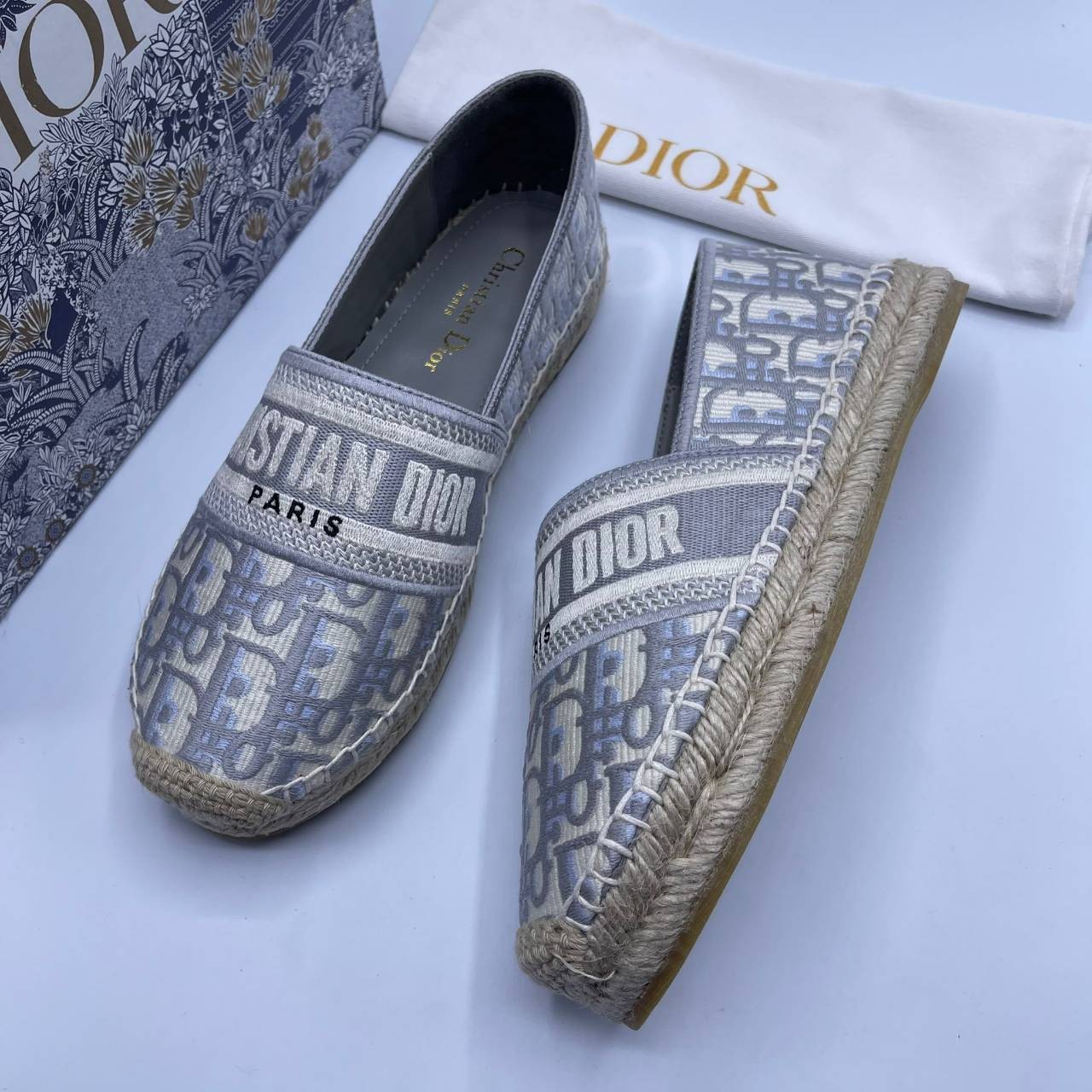 DIOR GRANVILLE ESPADRILLE Oblique Embroidered Cotton รองเท้าที่เป็นเอกลักษณ์ ที่สุดแห่งความหรูหราที่ใช้งานได้ทุกวัน ตัดเย็บจากผ้าฝ้ายปักลาย ประดับด้วยรายละเอียดสวยงาม งานเกรดออริจินอล 1:1 เหมือนที่สุด ภาพสินค้าถ่ายจากงานขายจริง ไม่โป๊ะแตกแน่นอนค่า