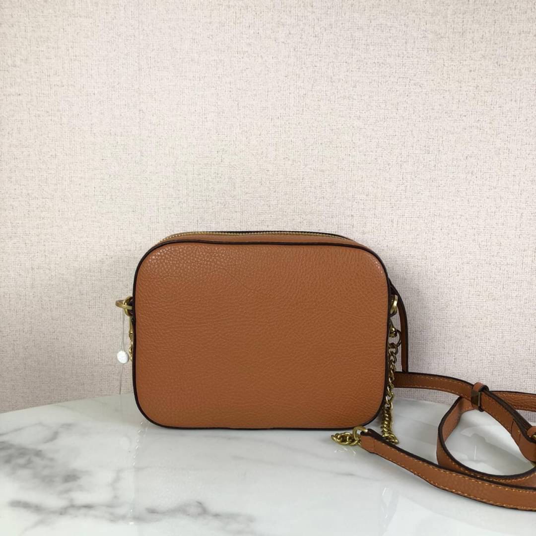 กระเป๋าสะพาย TORY BURCH เปิด - ปิดกระเป๋าด้วยซิป ด้านในโล่ง มีช่องซิป 1 ช่องและช่องใส่บัตร 3 ช่อง สายสะพาย สามารถถอดและปรับได้ 3 ระดับ