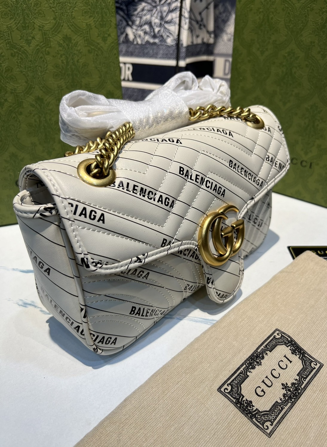 หนังแท้ GUCCI The Hacker Project small GG Marmont bag Balenciaga print leather คอลเลคชั่นผสมผสานเอกลักษณ์ความหรูของ 2 แบรนด์ดัง ที่ยอดขายดีตั้งแต่วันแรกที่ลง shop ด้วยรูปทรงที่กะทัดรัด ตอบโจทย์ได้ทุกลุค ทุกไลฟ์สไตล์ ใช้งานได้ง่ายคล่องตัว เรียกได้ว่าใครไม่