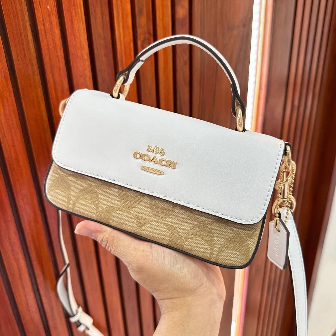 Coach Mini Josie Top Handle Crossbody In Blocked Signature Canvas (cc340) ใหม่ล่าสุด กระเป๋าสะพายหรือถือใบเล็กกระทัดรัด วัสดุหนังตัดขอบหนังแท้ ภายในช่องโล่งกว้างสามารถใส่โทรศัพท์ iPhonePro max ได้ มีช่องใส่บัตรเครดิต 2 ช่อง เปิดปิดด้วนกระดุมแป๊ก ซับในผ้า 