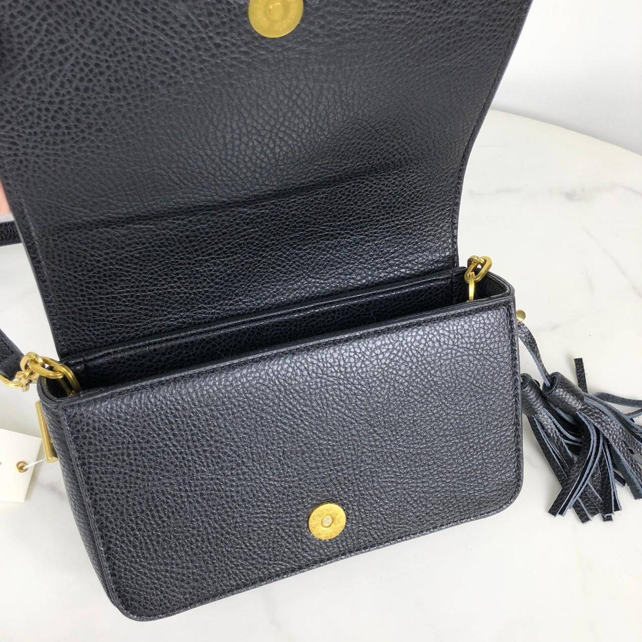 TORY BURCH shoulder bag พร้อมส่งที่ไทย กระเป๋าสะพาย TORY BURCH เปิด - ปิดกระเป๋าด้วยกระดุมแม่เหล็ก ด้านในโล่ง มีช่องเล็ก 1 ช่อง สายสะพาย สามารถปรับได้ 4 ระดับค่ะ