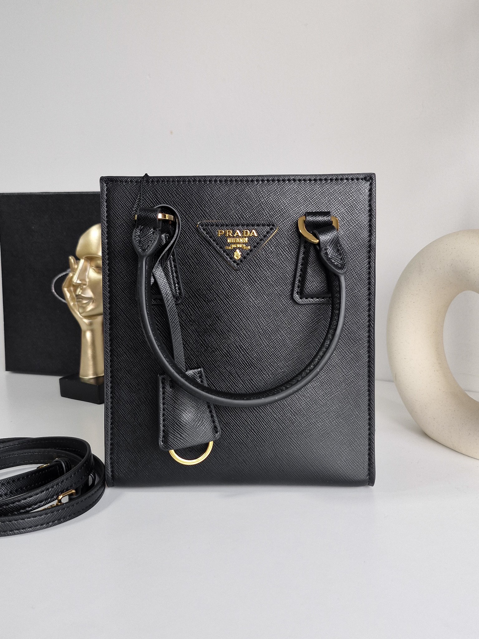 PRADA Saffiano 2WAY Logo Handbags รุ่นใหม่พร้อมส่ง กระเป๋าตั้งอยู่ทรงสวย กันน้ำ ด้านหน้าประดับโลโก้แบรนด์ อะไหล่ทอง สวยหรูเว่อร์วัง