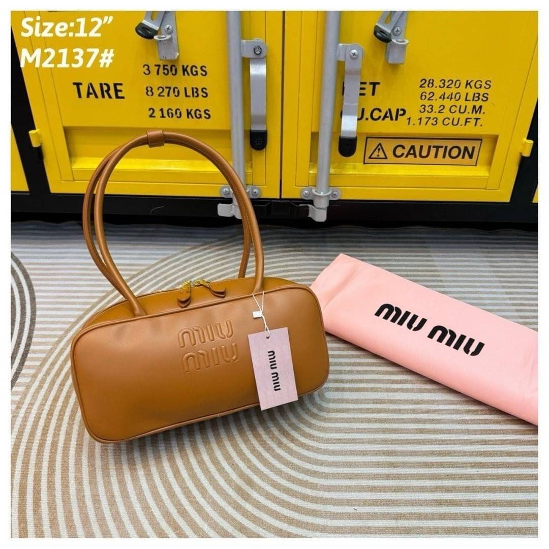 MIU MIU Arcadie leather shoulder bag 30cm กระเป๋าถือรุ่นหูยาวสะพายไหล่ได้สุดชิค น่ารักๆเก๋ๆ ดีไซน์เรียบแต่มาก สวยดูแพง หูจับในตัวง่ายและสะดวกพกพา