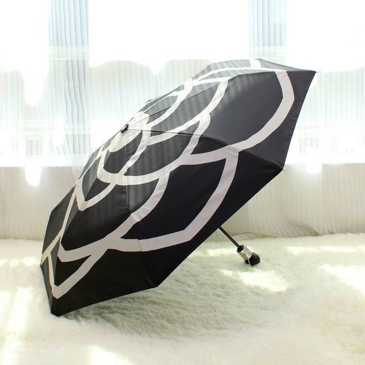 สีใหม่เข้าคะ! Recommend สำหรับร่ม Chanel ตัวนี้ จัดมาให้แล้วคะ ของแถมจากแบรนด์ดังอย่าง chanel ที่นานๆจะเข้าที **รีบคว้าเลย ร่ม chanel size M ( Medium Coverage) ขนาดเส้นผ่าศูนย์กลาง 100cm. ขนาดกำลังดี วัสดุเป็น ผ้า water proof กันน้ำ กันUV ดีไซด์ สวย หรู ต