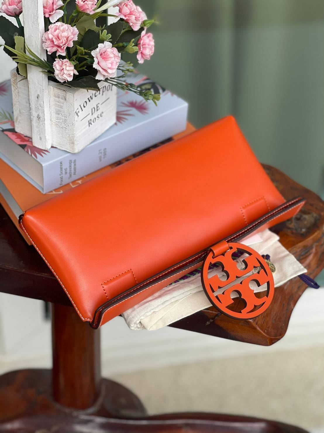 Tory burch Miller Metal clutch กระเป๋าคลัทช์ดีไซน์เรียบหรูออกแบบมาได้อย่างลงตัว ด้วยรูปทรงที่สวยงามและทันสมัย จากแบรนด์ Tory Burch ขนาดกำลังดี สามารถใส่กระเป๋าสตางค์หรือเครื่องสำอางค์ได้ตามขนาดกระเป๋า ในเรื่องของดีไซน์และLogo DoubleT เฉดเดียวกับสีของกระเป