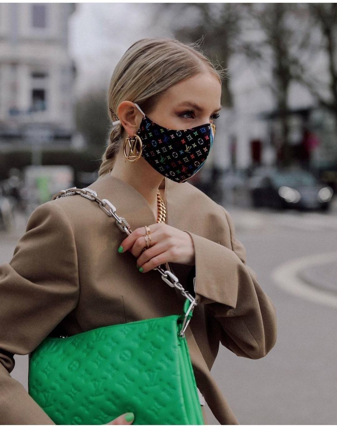 LV HANDLE POUCH MONOGRAM / LV Coussin กระเป๋าสะพายกึ่งคลัชท์ สุดล้ำ มาแรงมาก ด้วยความสวยปังตั้งแต่แรกเห็น วัสดุหนังแกะปั๊มลายสวยคม มาพร้อมสาย 2 เส้น เลิศๆ มีสายโซ่ที่มีดีเทลละเอียดไม่ซ้ำ และสายสปอร์ตครอสบอดี้ ที่จะคล้องไว้ทั้งสองเส้นก็ดีงาม หรือสลับใช้ตาม