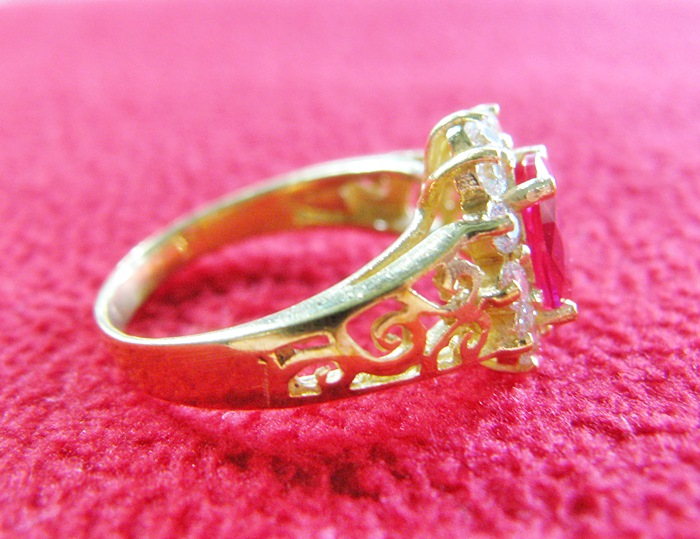 สินค้าหมดชั่วคราวค่ะ แหวนพลอยชมพูบานเย็นทองเหลืองล้อมเพชรแบบผู้หญิง(ธาตุไม้)ค่ะ