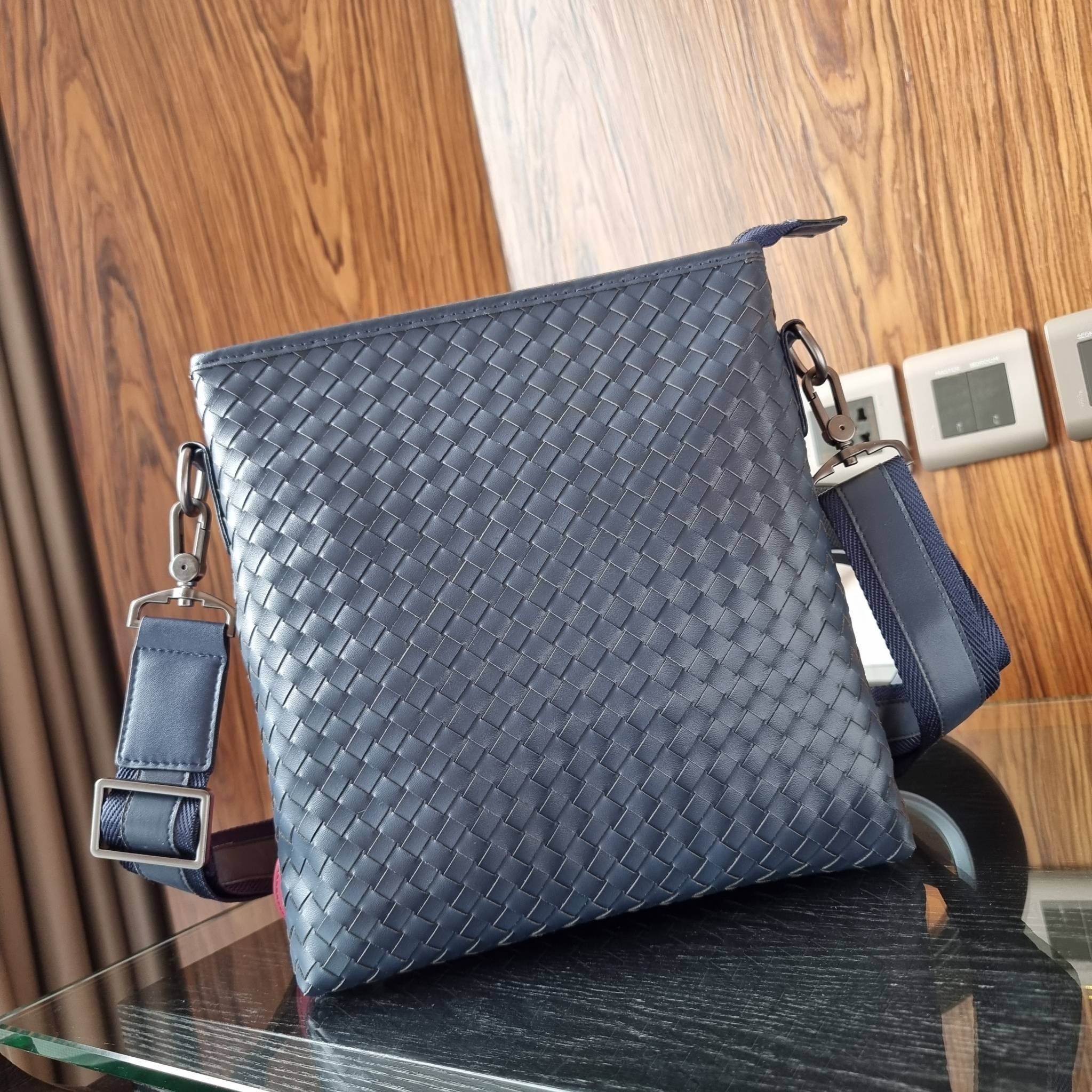 VIP 】อีกหนึ่งไอเท็มเด็ดที่หนุ่มๆรอคอย กระเป๋าสะพายข้างทรงแมสเซนเจอร์ B.ottega venata vip bag ดีไซน์คลาสสิคเอกลักษณ์ ลายสานเรียบหรู ดูแพง ทรงผู้ดี หล่อไปอีก อัพลุคไปอีก วัสดุหนังวัวเต็มใบ เปิด-ปิดด้วยซิป ภายในโล่งกว้างใส่ของได้ครบถ้วนสิ่งสำคัญ สายสะพายปรับ