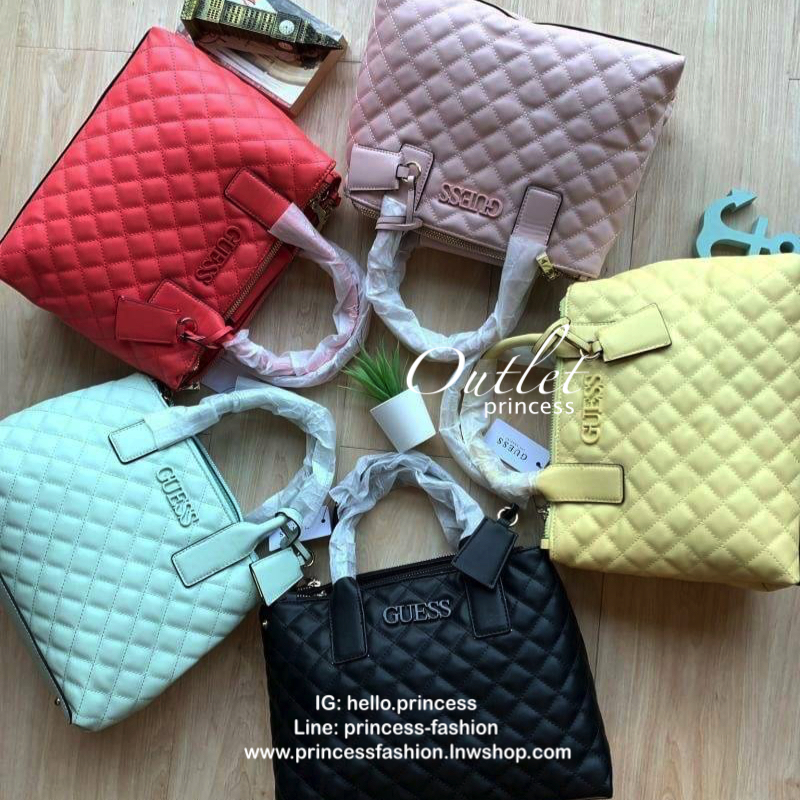 Guess Elliana Quilted-Look Handbag กระเป๋าสะพายรุ่นใหม่ล่าสุดจาก Guess วัสดุหนังนิ่มเรียบ แต่งลายตารางสวยดูมีดีเทล ขนาดกำลังดี น้ำหนักเบา ด้านหน้าประดับโลโก้แบรนด์แบบนูน มีช่องใส่ของหลายช่อง เปิดปิดด้วยกระดุมแม่เหล็กและช่องซิป ภายกว้างมีช่องใส่ของแยกเป็นส