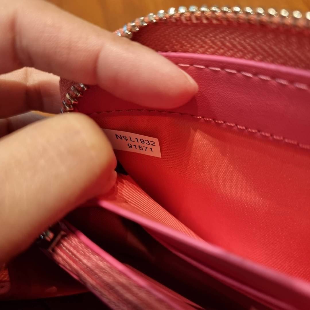 COACH ACCORDION ZIP WALLET IN SIGNATURE CANVAS กระเป๋าสตางค์ใบยาวนี้ที่เหมาะกับการใช้งานทุกรูปแบบ นอกจากเพิ่มความมั่นใจแล้ว ยังทำให้ชีวิตของเราง่ายขึ้นอีกด้วย โดยการเปิดปิดแบบซิปรอบ สามารถใส่ธนบัตร เหรียญ บัตรต่างๆได้หลายใบเลยทีเดียว ขนาดของกระเป๋าสามารถถ