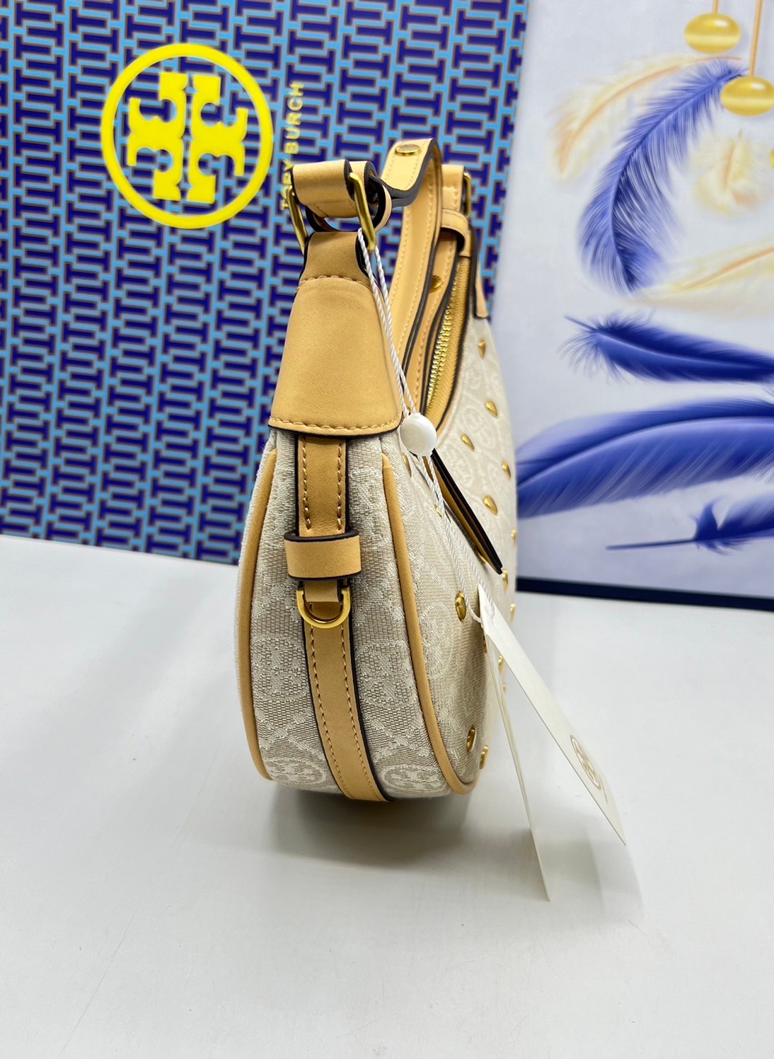 TORY BURCH T Monogram Crescent Bag NEW IVORY MULTI กระเป๋าทรงพระจันทร์เสี้ยวแต่งหัวใจสีทองสวยหรู น่ารักรุ่นใหม่ล่าสุด เกรดท็อปออริ เทียบแท้ 1:1 เกรดดีสุด