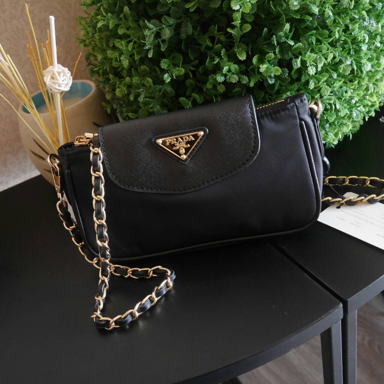 PRADA แบบเข้าใหม่ สวยมากๆๆๆๆ จ้าา ก ล้านตัว ^______^ รีบจับจับเป็นเจ้าของกันนะจ้ะ ของหมดไวมากจ้า Best Seller! พร้อมส่งความแซ่บ กระเป๋าอเนกประสงค์ จากแบรนด์ PRADA มาค่า เป็น กระเป๋าผ้าไนล่อน ตามแบบฉบับของแบรนด์เลย ใบนี้มีสายยาวโซ่สลับหนัง (ปรับไม่ได้แต่ถอด