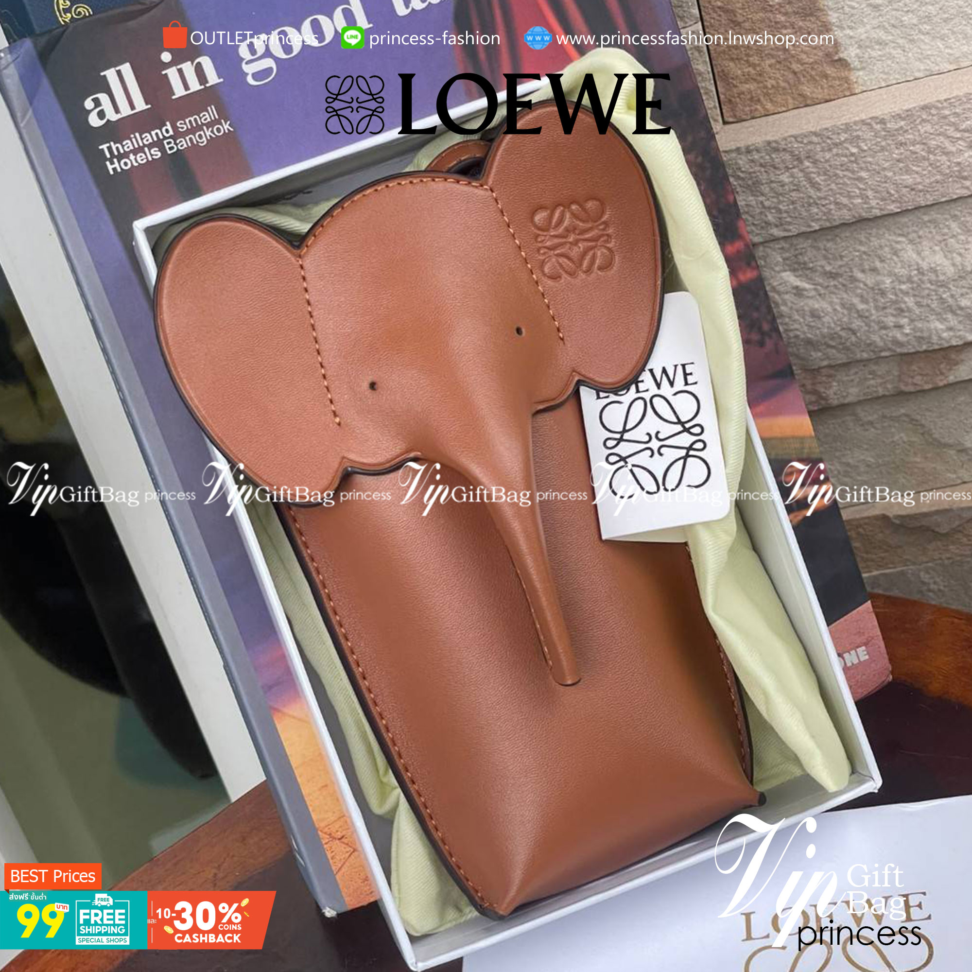 Loewe Leather Elephant Phone Holder แบรนด์หรูจากประเทศสเปนอย่าง โลเอเว่ (LOEWE) หลายๆคนคงนึกถึงกระเป๋ารูปทรงช้างขนาดเล็ก ที่เป็นเหมือนหนึ่งในซิกเนเจอร์ของแบรนด์ มีทั้งแบบสะพายข้าง แบบถือ รวมไปถึงในแบบเครื่องหนังชิ้นเล็กอย่างกระเป๋าใส่มือถือรุ่นนี้ ผลิตจาก