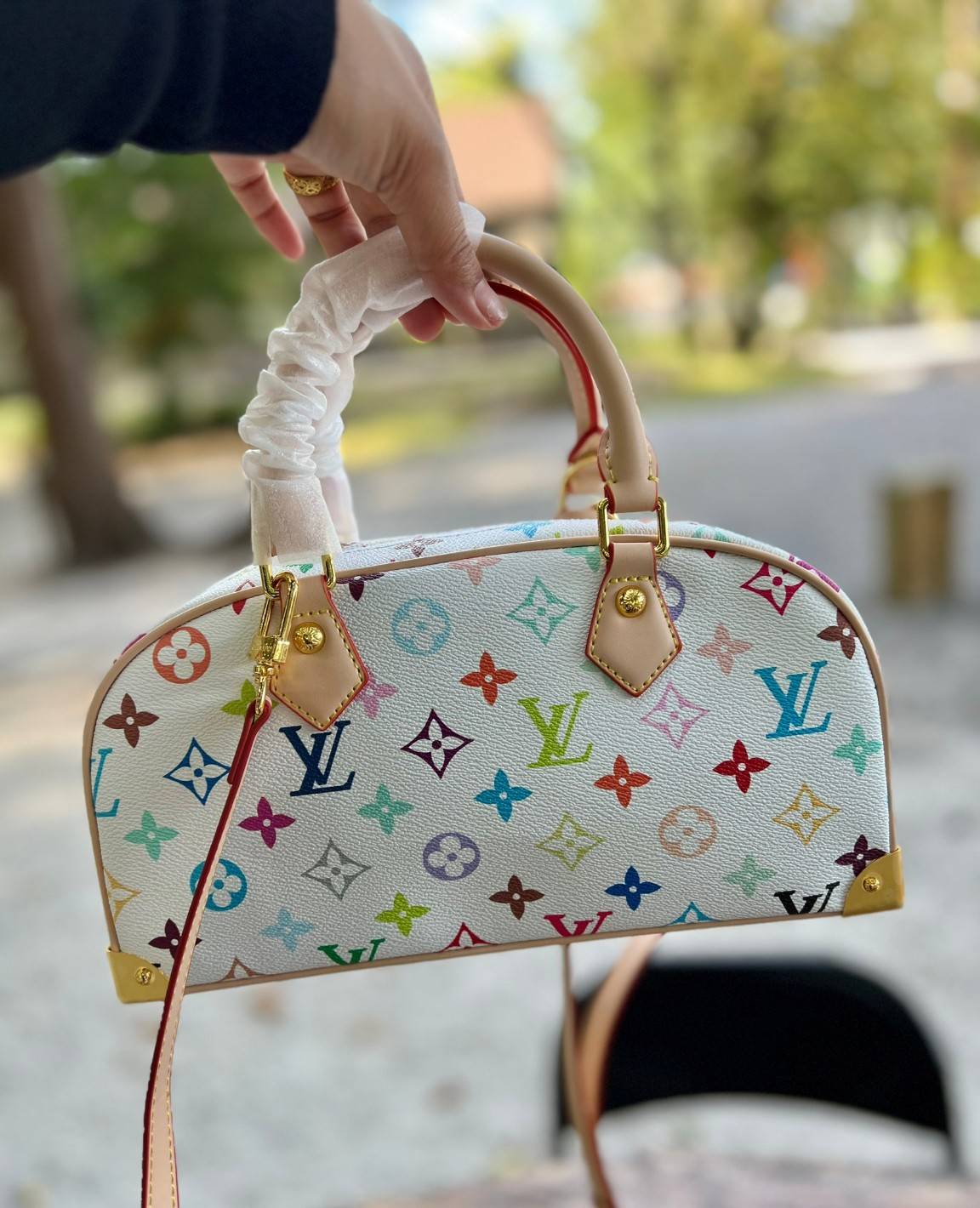 ORI หนังแท้ | LV x TM Handbag East West Murakami ซีซั่นนี้จะเป็นรุ่นไหนไปไม่ได้นอกจากรุ่นใหม่ล่าสุด พิมพ์ลายโมโนแกรมทั้งใบทรงล้ำสมัย หนังแท้นิ่มอย่างดี ประดับด้วยหมุดโลหะสีทองสุดหรูค่ะ