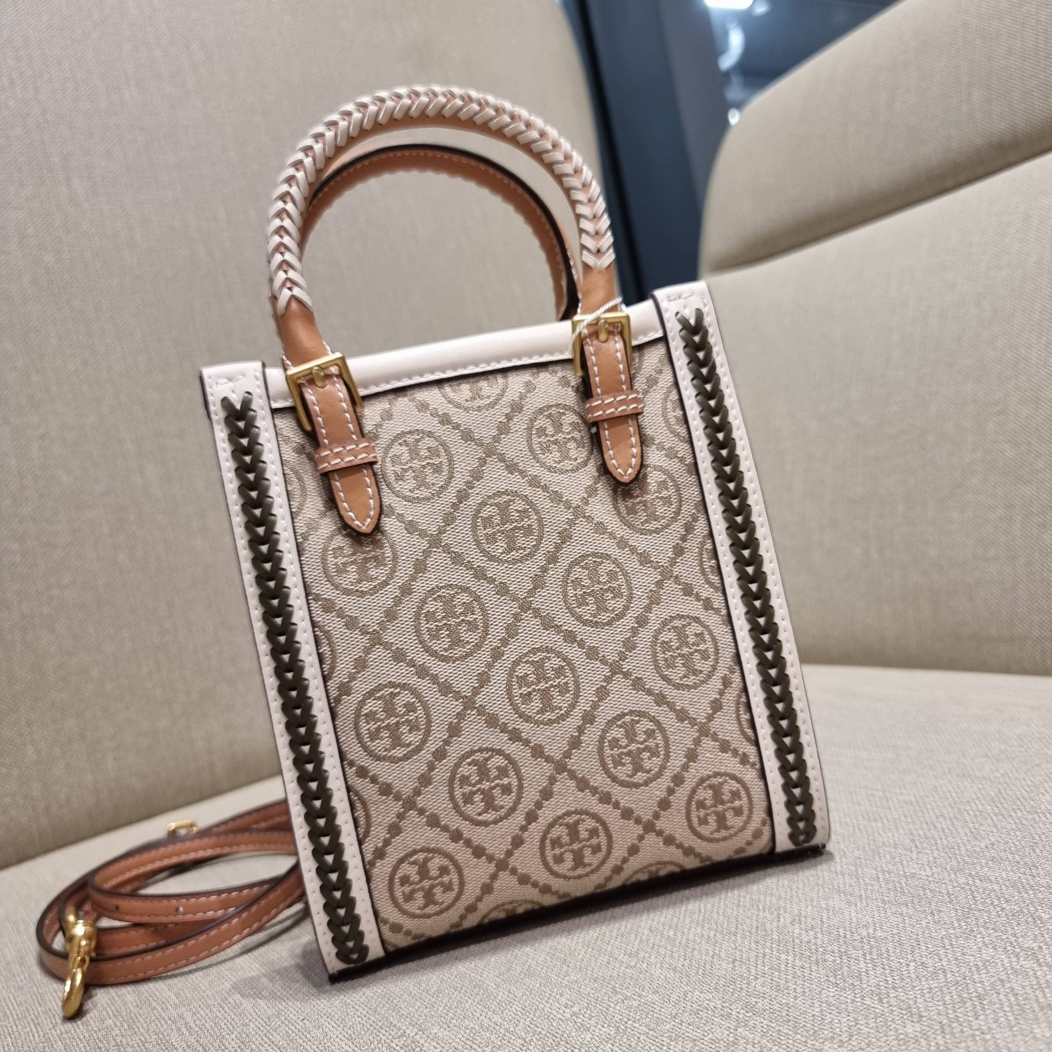 TORY BURCH T MONOGRAM BRAIDED MINI TOTE คอลเลคชั่นใหม่ พร้อมเสิร์ฟความสวยให้ถึงบ้าน!! รอบนี้จัดกระเป๋าทรงโท้ท ไซส์มินิมาให้สาวๆโดยเฉพาะ ดีไซน์ใหม่ล่าสุด สไตล์งานคราฟ มีลูกเล่นประดับดอกไม้กับตัวกระเป๋า วัสดุผ้า jacquard ตัดสลับหนังแท้ หูจับและขอบกระเป๋าตกแ