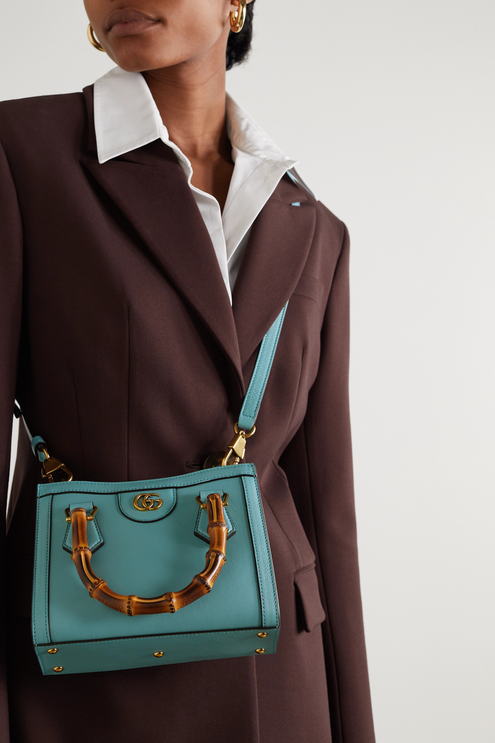 VIP GIFT 】หนังแท้ GUCCI Diana mini tote bag กระเป๋างานหูไม้ไผ่สุดคลาสสิก ดีไซน์มาใหม่พร้อมเข็ดขัดหนังสีสะท้อนแสงประดับตรงหูกระเป๋า ขนาดมินิกำลังน่ารักเลยค่ะ วัสดุหนังแท้ อะไหล่ทอง งานสวยตั้งอยู่ทรง มีสายสะพายยาว 1เส้น สามารถปรับระดับได้-ถอดได้ งานเก๋ไก๋ที