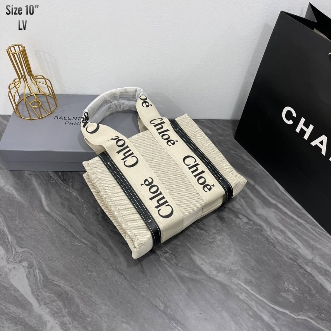CHLOE Woody tote bag [mini size] 10" กระเป๋าทรงโท้ท จุของได้เยอะมาก แบรนด์ดังจากสัญชาติฝรั่งเศส เป็นที่ชื่นชอบของเซเลบริตี โคลเอ้รุ่นนี้เป็นสไตล์วินเทจ เรียบหรูและดูดี ออกแบบมาเพื่อการใช้งานที่ง่ายแสนง่าย