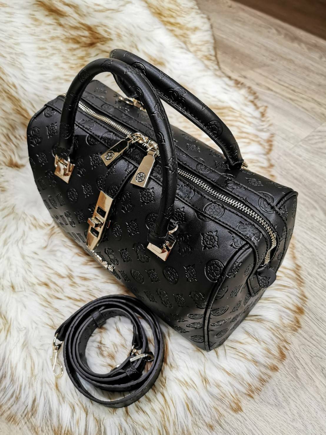 GUESS WOMEN’S SINGNATURE BOWLING BAG กระเป๋าสะพายทรง Bowling รุ่นใหม่จาก GUESS FACTORY หนังนิ่มสวยหรูอยู่ทรงปั้ม SINGNATURE BRAND รอบใบโดดเด่น ใบใหญ่กำลังดี น้ำหนักเบา ด้านหน้าประดับโลโก้ หูหิ้วเเข็งแรงพับลงได้ เปิดปิดด้วยซิปคู่สะดวกใช้ หัวซิปแบรนด์ ภายใน