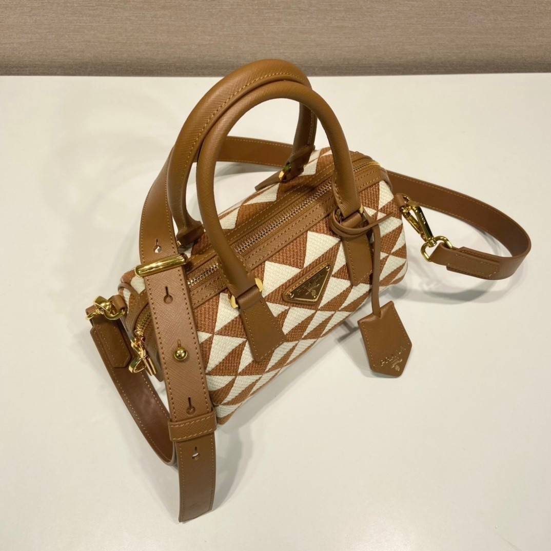 PRADA Symbole embroidered fabric top-handle bag พร้อมส่งรุ่นใหม่ มาแรง กับทรงหมอนอยู่ทรงสวย สาวๆห้ามพลาดเลยค่ะใบนี้ วัสดุทำจากผ้าแคนวาส