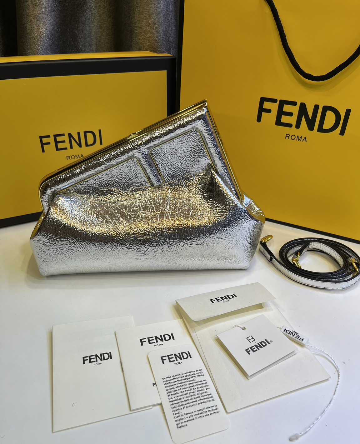 พร้อมส่ง 6 สี FENDI First Midi bag กระเป๋าทรงคลัชมาพร้อมสายสะพาย รูปลักษณ์สวยงามทันสมัย 🧡 เกรดออริจินอล 1:1 สลับแท้ ใช้งานต่างประเทศได้