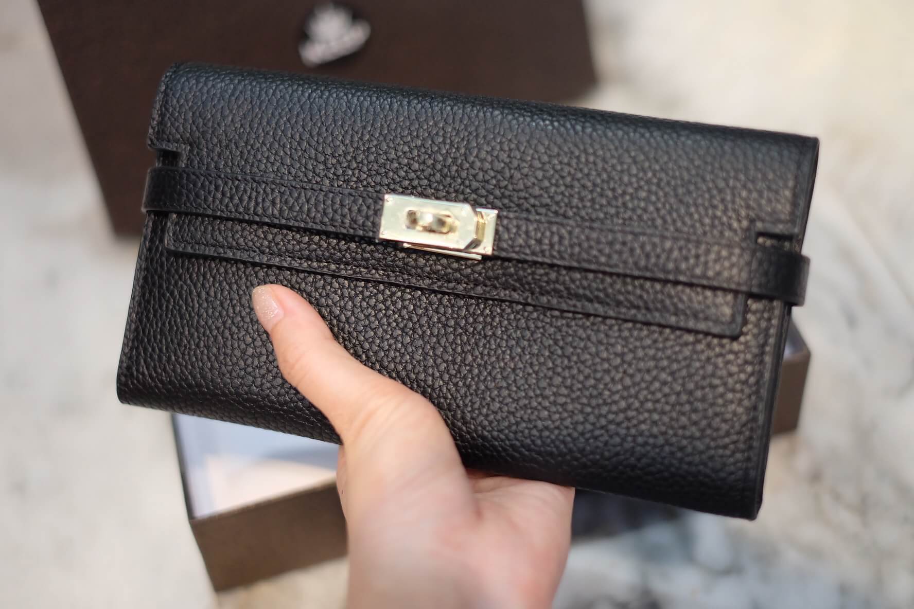 New arrival! Keep wallet milano leather bag มาใหม่ งานกระเป๋าสตางค์ใบยาว จุดเด่น หนังวัวแท้สวยๆ ลายหนังชัดสวยมากๆคะ ตัวกระเป๋าทรงสุดฮิตไม่ควรพลาด หนังดูแลรักษาง่าย ทนทานคะ อะไหล่ทองหรู ดีงามที่สุด ภายใน มีช่องใส่บัตรเยอะ พร้อมช่องใส่เหรียญ อย่างดี ใส่มือถ