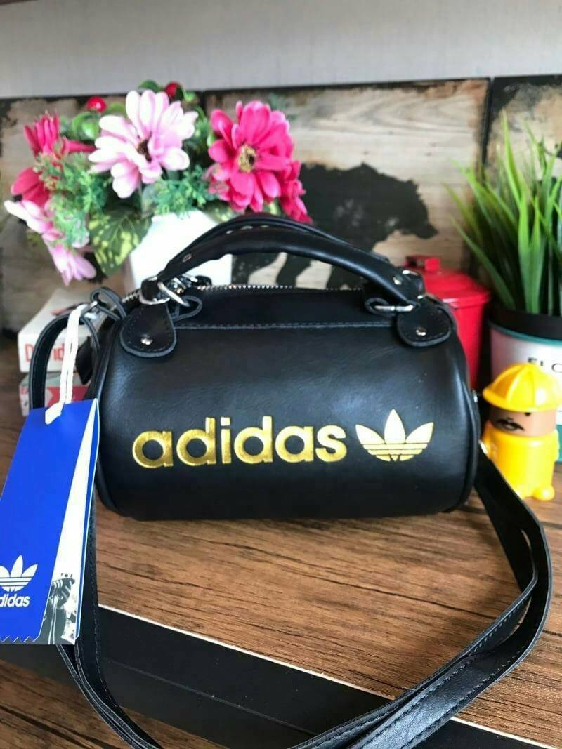 Adidas mini shoulder bag and messenger bag กระเป๋าสะพายข้างสไตล์สปอร์ต วัสดุ pu หนังนิ่มและเรียบ โลโก้แบรนด์ปั้มจมทั้ง2ด้าน เปิดปิดกระเป๋าด้วยซิปเดียว และมีตัวล้อคเพิ่มอีกด้านละ1 ใส่กระเป๋าสตางค์ใบเล็กหรือของจุกจิกได้ มาพร้อมสายหนังยาวถอดและปรับได้ฟรีไซส์