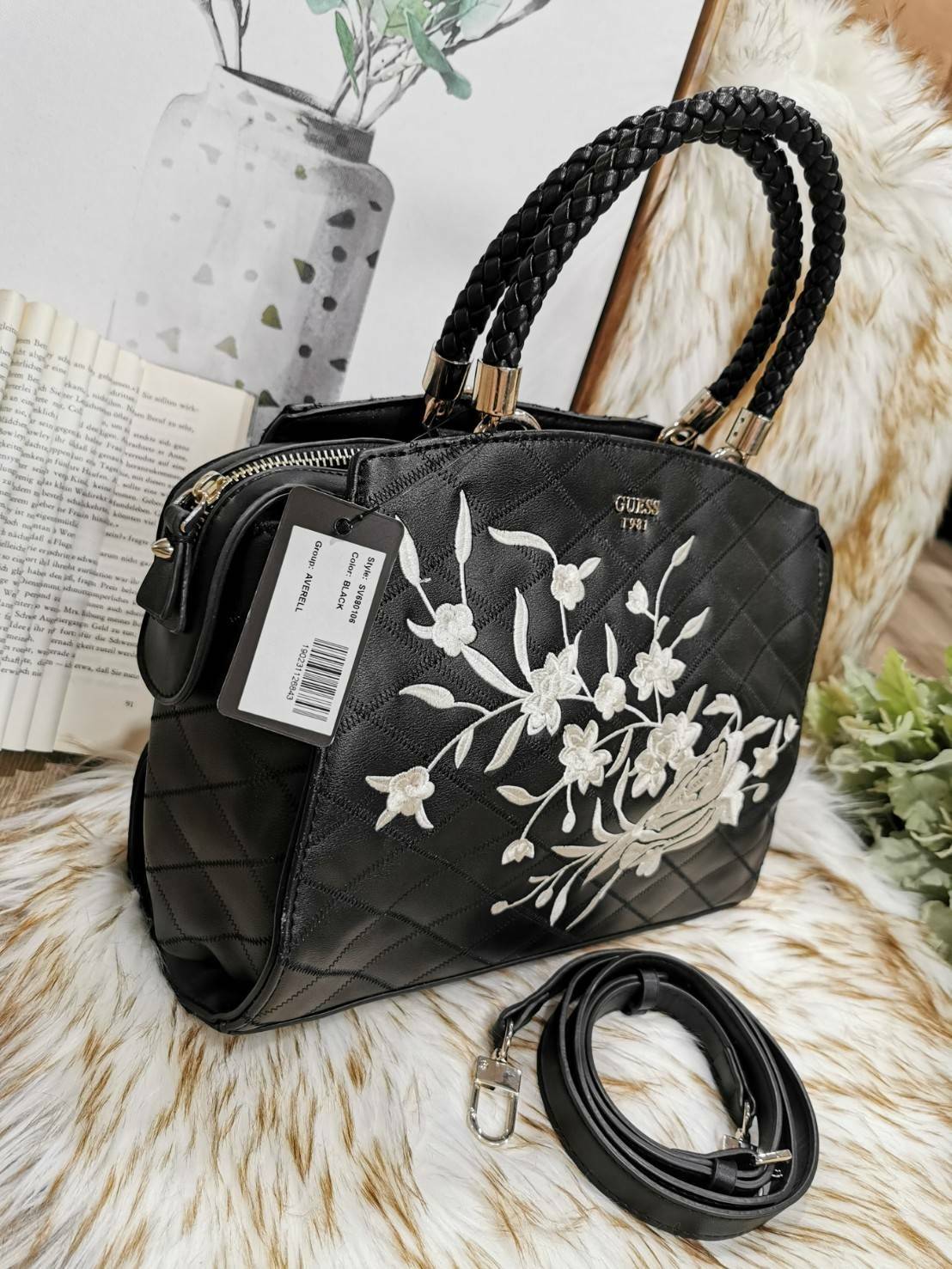 GUESS WOMAN CROSS BODY BAG กระเป๋าถือ/สะพายรุ่นใหม่ล่าสุดจาก GUESS FACTORY หนังสวยอยู่ทรงขนาดกำลังดี น้ำหนักเบา ด้านหน้าประดับโลโก้แบรนด์เปิดปิดด้วยซิปสะดวกใช้ ด้านข้างมีกระดุมปรับขยาย ภายในมีโลโก้ ช่องซิปและช่องใส่ของ ซับในพิมพ์แบรนด์ ใส่กระเป๋าสตางค์ มื