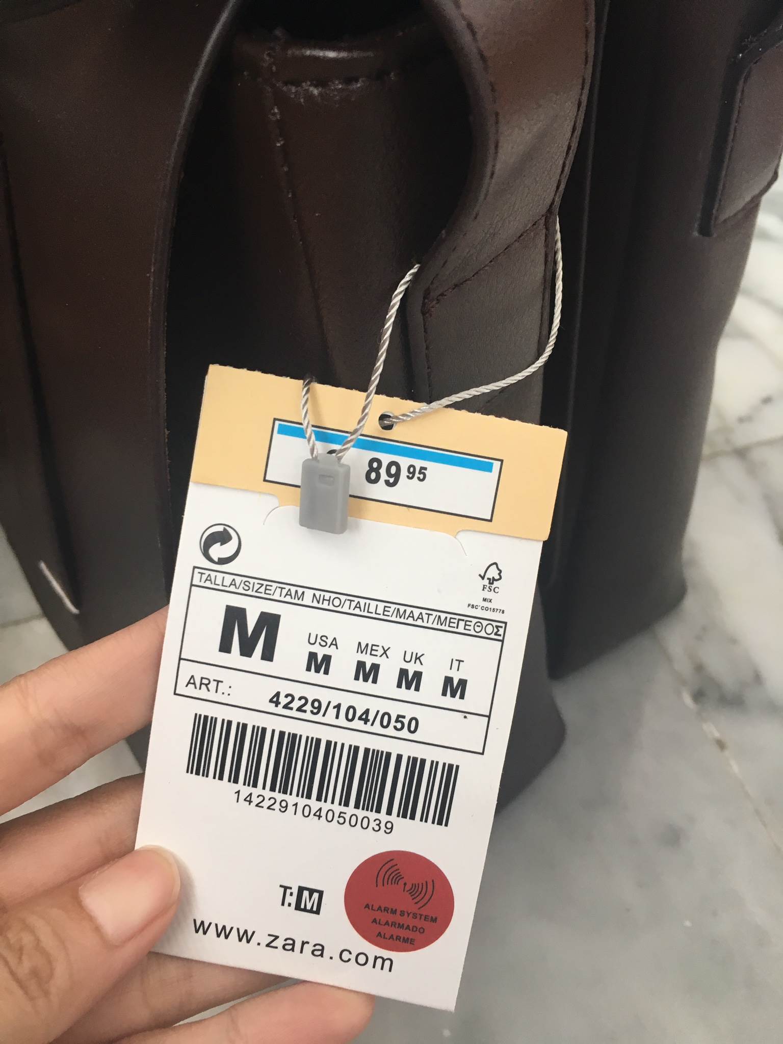 เอาใจหนุ่มๆบ้างค่า สำหรับ messenger bag หนังดี มากๆเลยน้า ลายหนังชัดสวย ใบนี้จากแบรนด์ ZARA MEN ตัวกระเป๋าขนาดกำลังดีเลยคะ สีน้ำตาลเข้มสวยมาก คลาสสิคสุดๆ มีช่องแบ่งเก็บของหลายช่องเป็นสัดส่วนมากๆคะ น้ำหนักเบา จุของคุ้ม สายยาว ปรับได้ free size สามารถสะพาย 