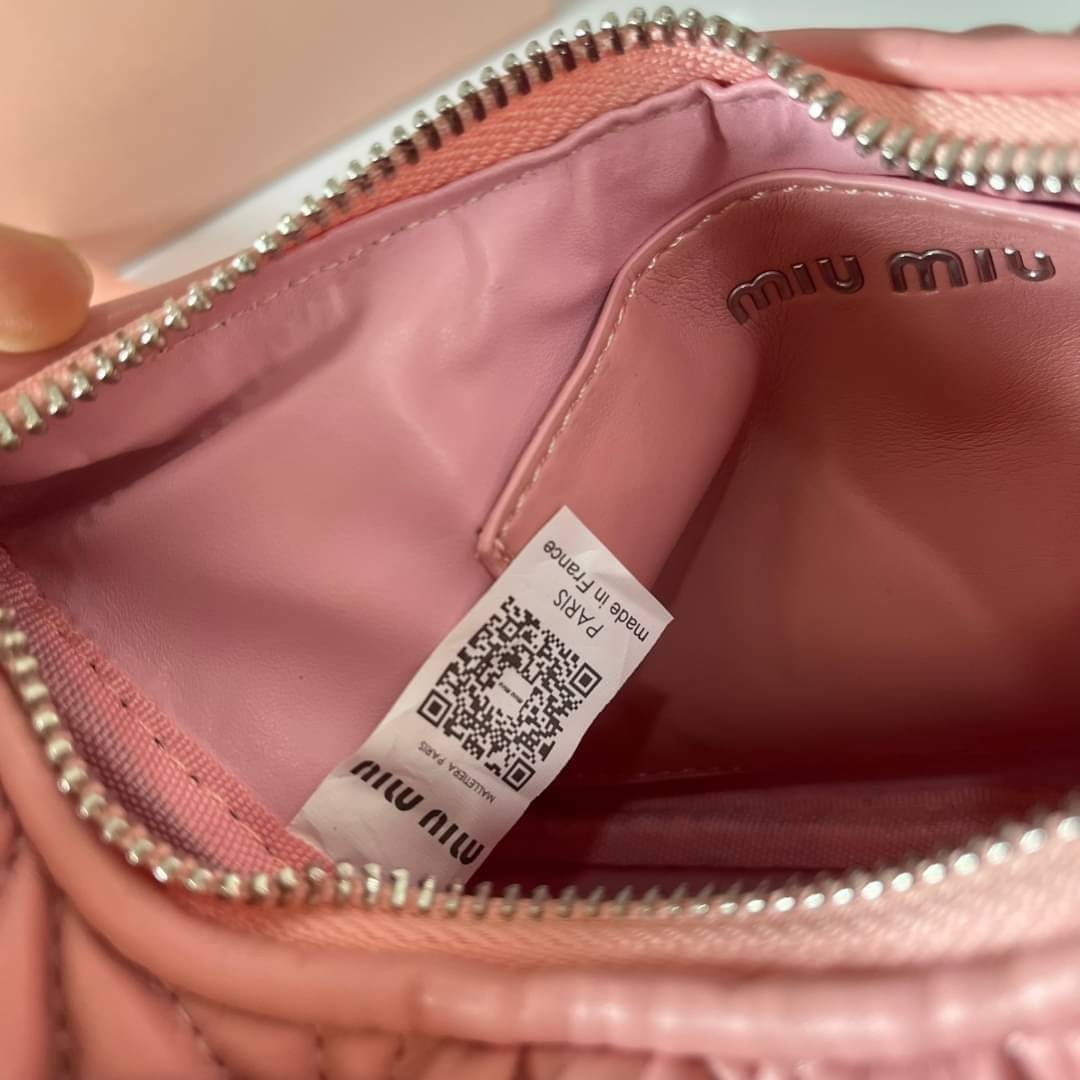 MIU MIU matelasse nappa leather shoulder bag กระเป๋าสะพายข้าง สายสะพายประดับไข่มุกและคริสตัล ให้ความละมุม ลุคคุณหนูน่ารักสุดๆคะ