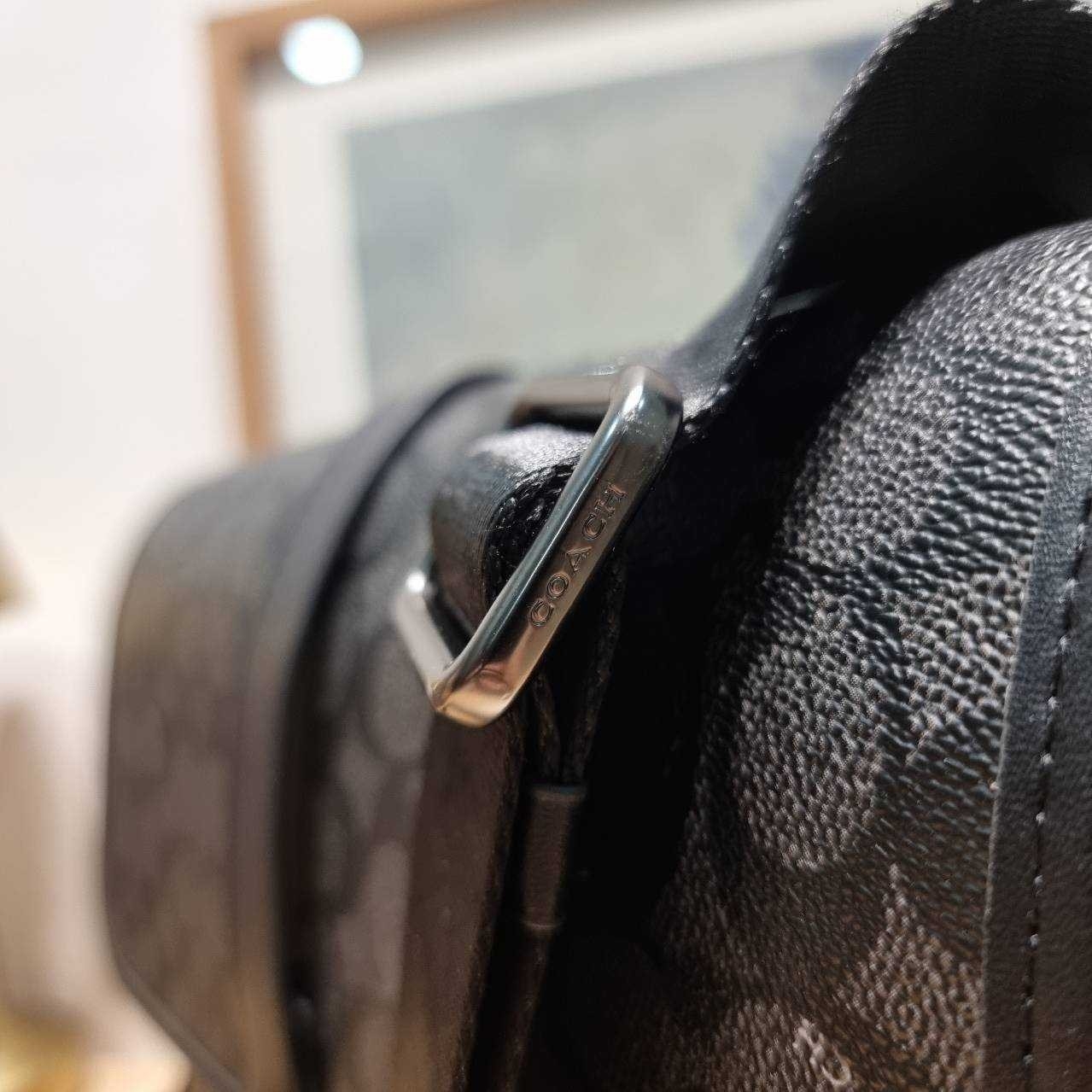 COACH CU202 LEAGUE MESSENGER BAG IN SIGNATURE CANVAS กระเป๋าสะพายทรง messenger สุดฮอต ที่ดีไซน์รูปแบบให้สปอร์ตขึ้น และหรูขึ้น แต่ยังคงคลาสสิค ขนาดใบใหญ่กำลังดี