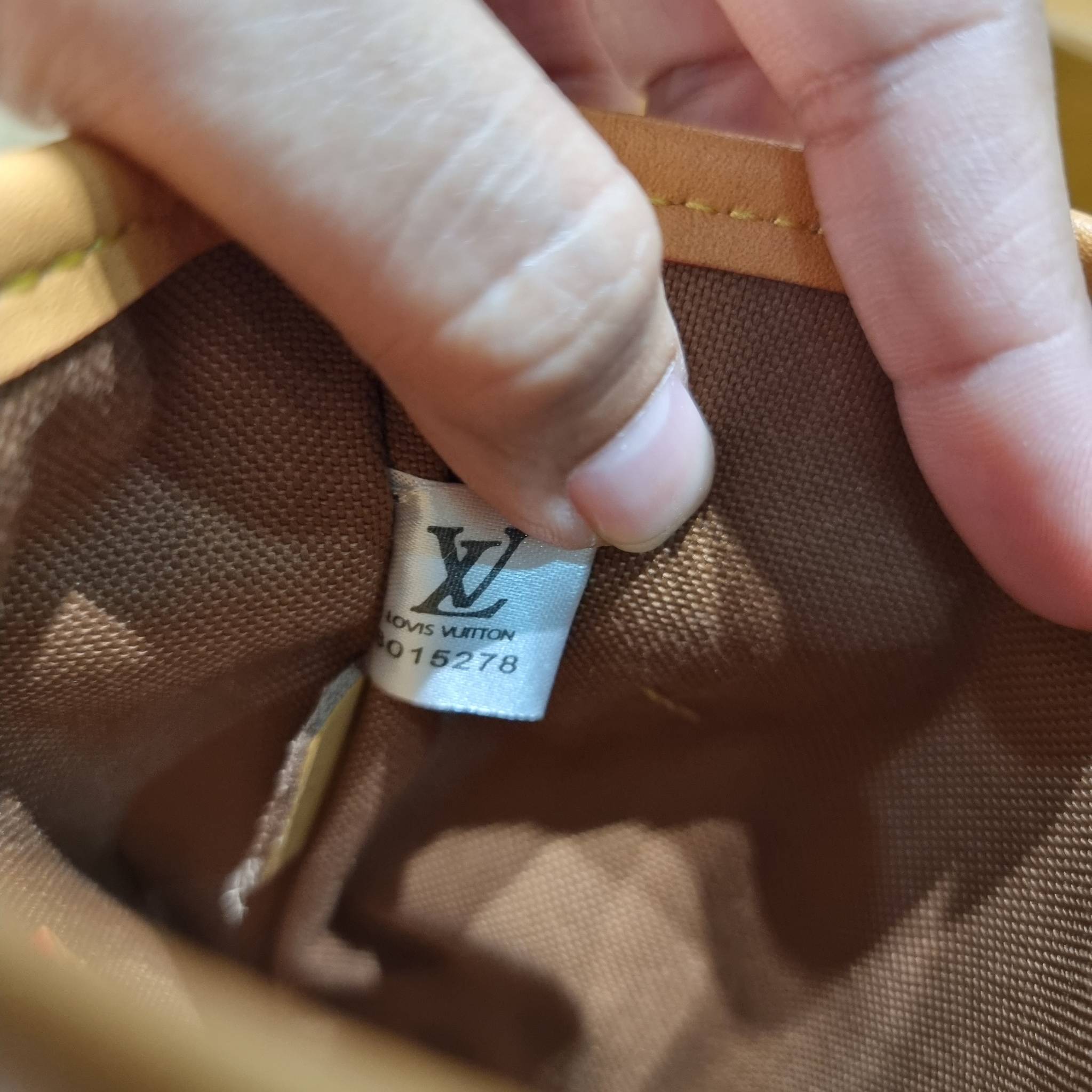 LV FOLD POUCH กระเป๋าสะพายไซส์มินิ น่ารักน่าใช้ มีความกะทัดรัด ไม่เกะกะ แต่สามารถใส่ของจำเป็นได้ ใส่โทรศัพท์ กระเป๋าสตางค์ใบเล็กได้ รูปทรงสวย วัสดุหนังแคนวาส ปากกระเป๋ามีกระดุมแม่เหล็กคาด ใช้งานได้สะดวกยิ่งขึ้น ภายในเป็นช่องโล่ง มาพร้อมสายครอสถอดออกได้ ปร