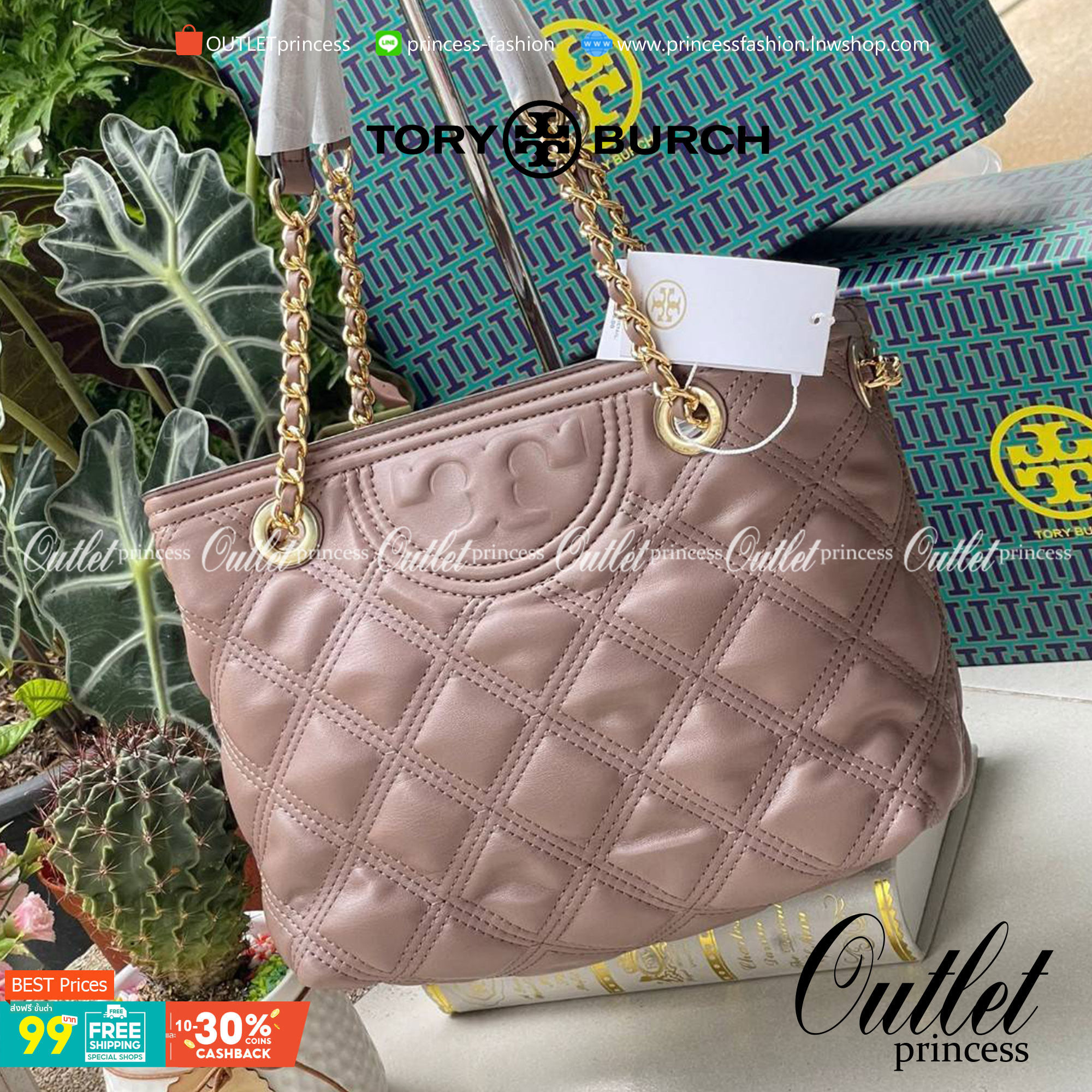 Tory Burch Fleming Soft Small Tote Bag เป็นกระเป๋าสะพายไหล่น่ารัก ๆ สักใบที่มีดีไซน์โดดเด่น สะดุดตา ใน Collection เรียกได้ว่าขายดีอันดับต้น ๆ ของแบรนด์ ใช้ได้ในลุคช์ทางการและกึ่งทางการ ดีเทลการตัดเย็บพิมพ์ลายนูนคู่กับแพทเทิร์นสี่เหลี่ยมทรงเพชร ที่ช่วยเพิ่