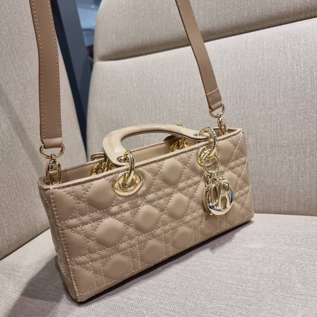 Medium Lady D-Joy Bag Cannage Lambskin / CD LADY D-JOY BAG ดีไซน์ใหม่ อัพเลเวลความหรู กับกระเป๋าสะพายข้างที่รอบนี้ดีไซน์รูปทรงโฉมใหม่ ใช้งานง่ายขึ้น