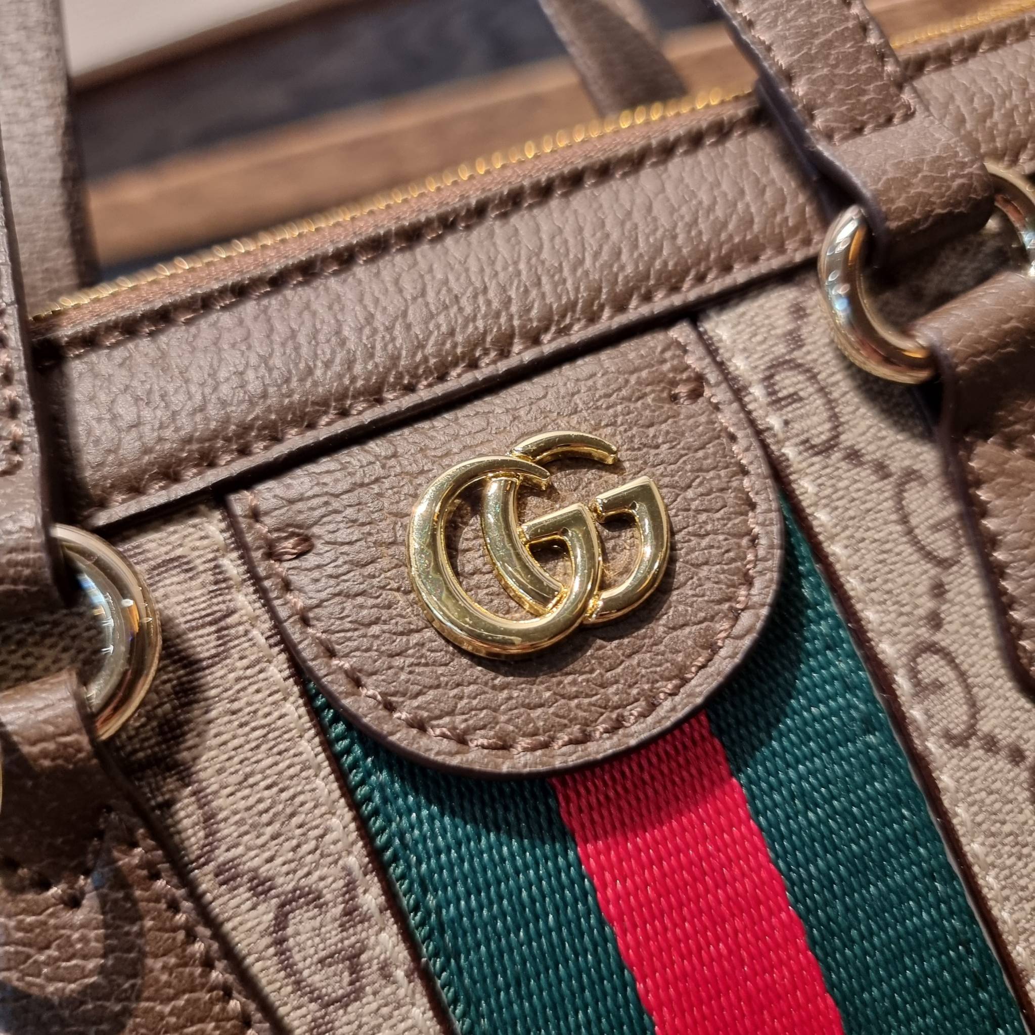 GUCCI Ophidia Small GG Tote Bag GC CLASSIC SMALL TOTE BAG WITH GWP กระเป๋าถือ/สะพาย อีกรุ่นหายาก ที่คงความสวยคลาสสิค และเรียบหรู วัสดุหนังแคนวาส ดีไซน์แถบคาดโดดเด่น รูปทรงสวยน่าใช้มากๆ สะพายขับผิว เปิด-ปิดกระเป๋าด้วยซิป หัวซิปตัว G อะไหล่สีทอง ภายในโล่งกว