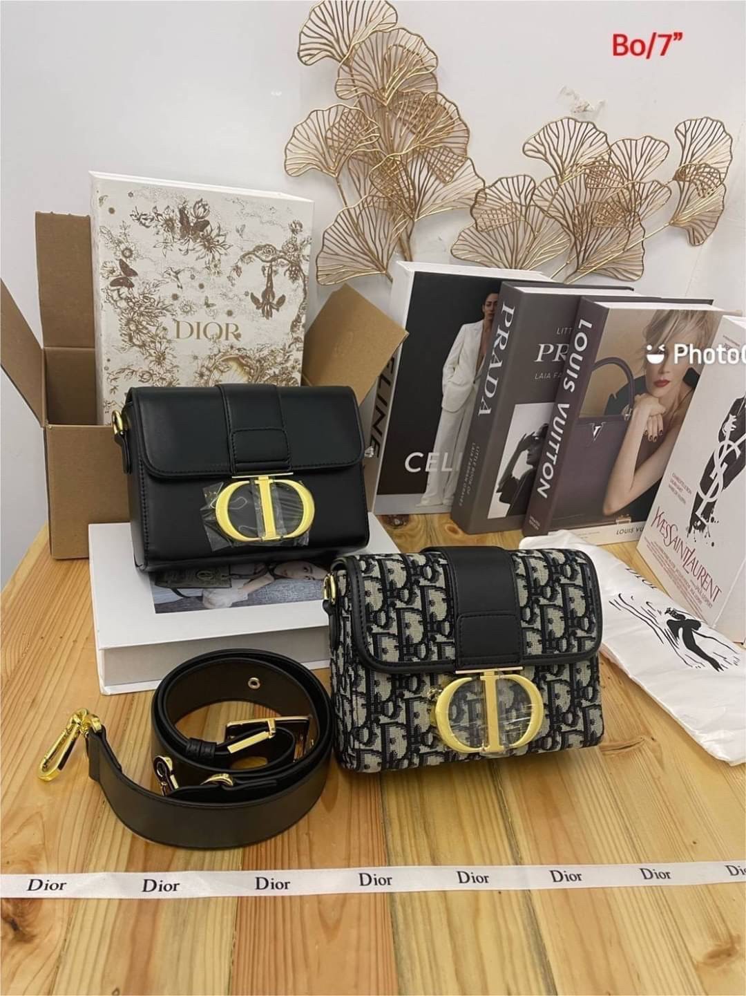 Dior 30 Montaigne Box Bag 7" / DIOR MINI BAG กระเป๋าสะพายดิออร์ เอกลักษณ์ของความหรู ไซส์มินิทรงสี่เหลี่ยมสวยหรูอยู่ทรงเปิดปิดด้วยฝาปิดโลโก้แบรนด์อะไหล่ทอง ภายในโล่งมีโลโก้สามารถใส่มือถือของใช้จุกจิกได้