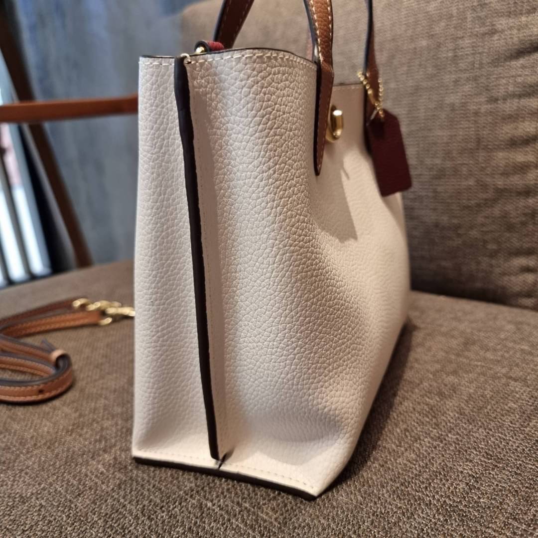 COACH C8561 C8869 WILLOW TOTE 24 IN COLOR BLOCK น้องสาวลุคลูกคุณมาแล้วจ้า กระเป๋าถือ/สะพาย ดีไซน์คัลเลอร์บล็อค ลงตัว เรียบหรู ใบจริงคือผู้ดี๊ผู้ดี ใช่ได้ทุกๆโอกาส วัสดุหนัง pepble อยู่ทรง เปิดปิดด้วยตัวบิดล็อค และอีกฝั่งเป็นกระดุมแม่เหล็ก ภายในโล่งกว้าง ใ