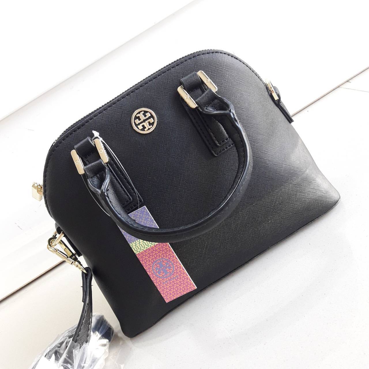 Don't Miss !! กระเป๋าแบรนด์ดัง TORY BURCH รุ่น SAFFIANO ZIP BAG กระเป๋าถือและสะพาย ลายหนัง saffiano อะไหล่ทองปั้มแบรนด์ ทรงสวยมาก ด้านหน้าติดโลโก้แบรนด์ เปิดปิดกระเป๋าด้วยซิปอย่างดีค่ะ ซับในเป็นผ้าทอลายแบรนด์สวยมากค่ะ มีช่องซิปหนึ่งช่อง ช่องเล็กสองช่