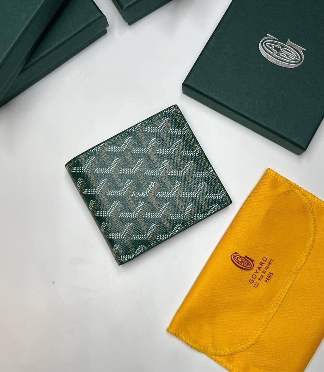 GOYARD WALLET / GOYARD Victoire Bifold Wallet พร้อมส่งที่ไทย เกรดเทพออริจินอล หนังเกรดดีสุด กระเป๋าสตางค์ผู้ชายใบสั้น พร้อมกล่องเขียวแบรนด์สวยหรู อีกรุ่นที่ยอดขายไม่เคยตก ภาพสินค้าถ่ายจากงานขายจริง ใช้งานต่างประเทศได้เลยค่ะ