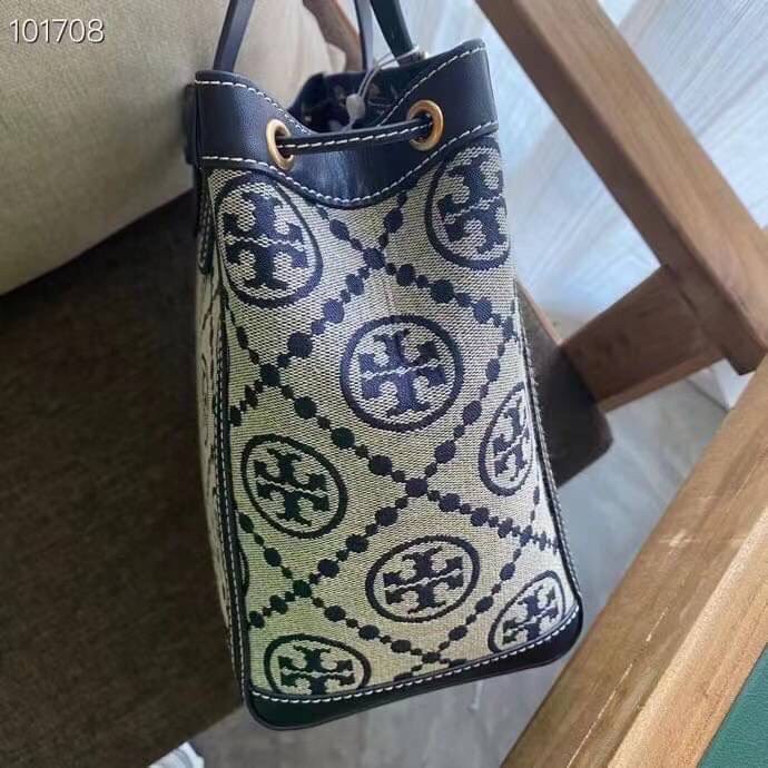 TORY BURCH FACTORY MONOGRAM JACQUARD TOTE BAG กระเป๋าถือหรือสะพายรุ่นล่าสุดดีไซน์ยอดนิยมจาก TORY BURCH FACTORY OUTLET วัสดุ Woven Jacquard & Leather ทอลาย Jacquard Singnature แบรนด์รอบใบสวยอยู่ทรงเป็นเอกลักษณ์ เปิดปิดแบบ Drawstring ขนาดใหญ่กำลังดี กว้างแล