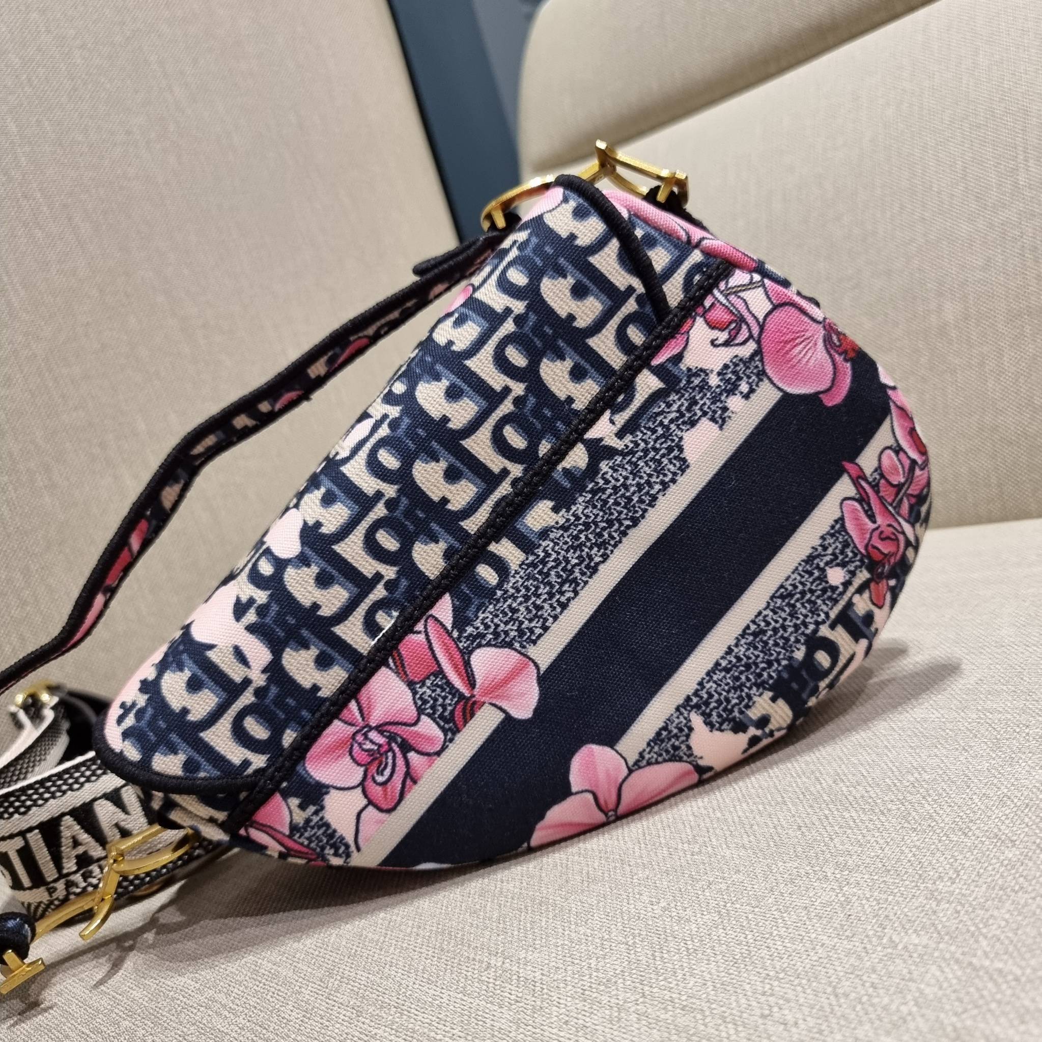 VIP CD OBLIQUE SADDLE BAG / DIOR SADDLE กระเป๋าสะพายข้าง ทรงสวยไม่ซ้ำใคร กิมมิคในตัว ดูแพง ไซส์ใหญ่ ดีไซน์ย้อนยุค เป็นเอกลักษณ์สวยทุกแบบ เปิด-ปิดด้วยกระดุมแม่เหล็กซ่อน ใช้งานง่ายมากๆ ภายในเป็นช่องโล่ง มีช่องซิป ใบสีดำเป็นหนังแท้ ใบลายเป็นผ้าแคนวาส ดูดี ดู