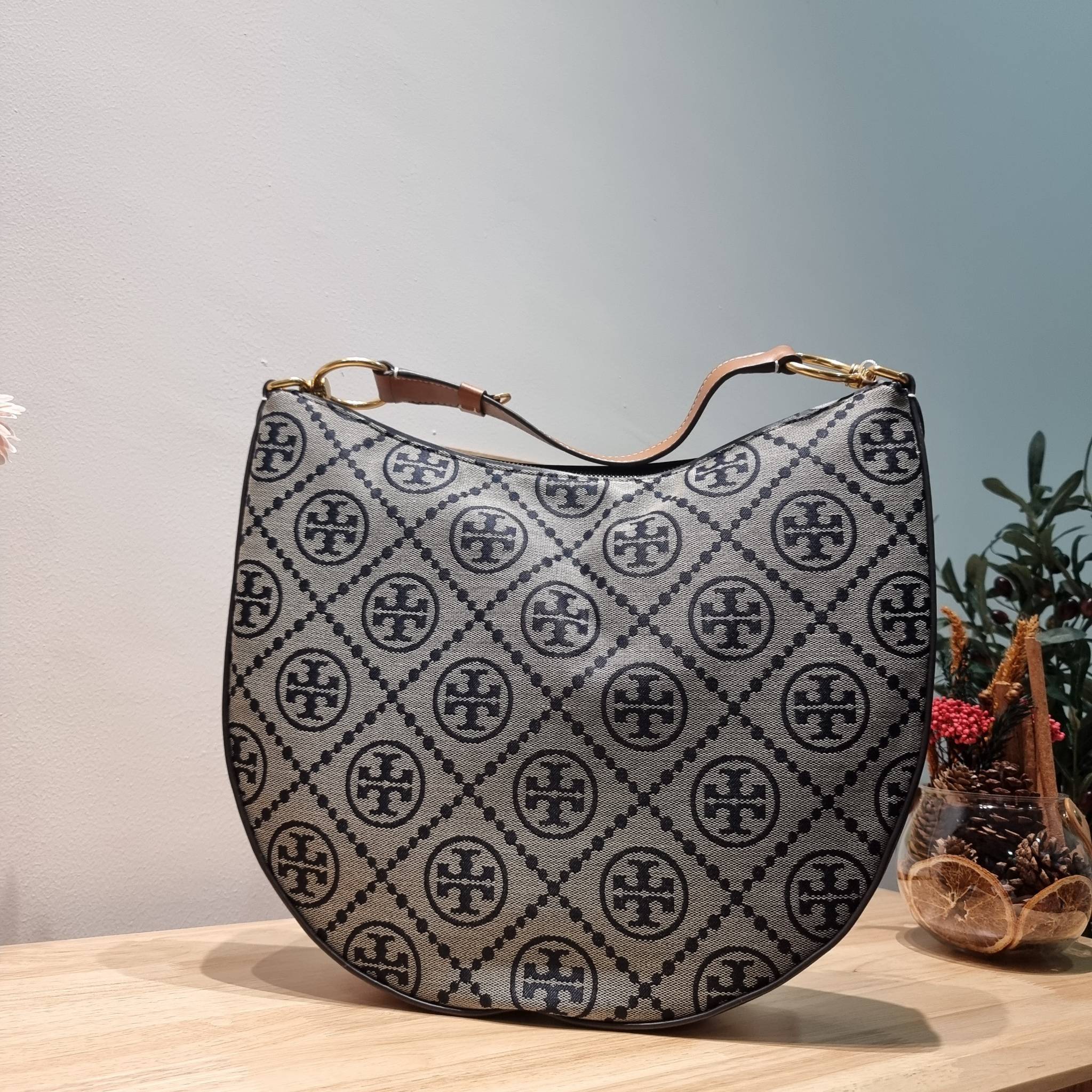 ใบใหญ่ 35cm Tory Burch T Monogram Medium Crescent Bag / TORY BURCH T MONOGRAM JACQUARD CRESCENT BAG ไซส์ใหญ่กับไอเท็มสุดร้อนแรง เซเลปรีวิวเยอะมาก!! สาวๆตามหากันไปอีก กระเป๋าทรง half moon ที่ดีไซน์บนผ้า jacquard ลวดลายซิกเนเจอร์ เรียบหรู ผู้ดีมากแม่!