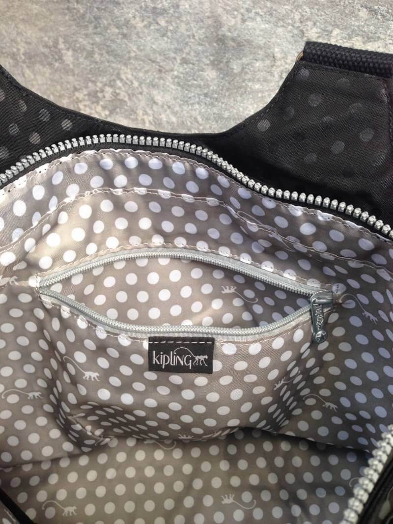 Kipling รุ่น Cicele กระเป๋าสะพายไหล่ใบใหญ่ สวยน่ารัก ตัวกระเป๋าด้านในเป็นช่องโล่งแบบปิดเปิดด้วยซิป มีช่องซิปด้านใน ด้านข้างกระเป๋า มี 2 ช่อง ปิดเปิด ด้วยเทป พร้อมที่ใส่โทรศัพท์ ปากกา และ MP 3 ในส่วนด้านใน และ ด้านข้างกระเป๋า ซ้าย-ขวา เป็นช่องขนาดเล็กสำหรั