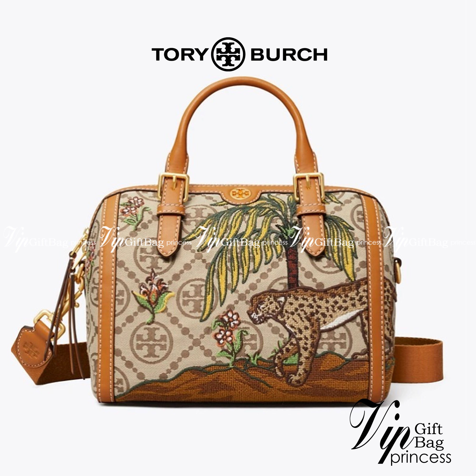 TORY BURCH T MONOGRAM JACQUARD EMBROIDERED DUFFLE คอลใหม่ล่าสุด สวยพร้อมเสิร์ฟแบบไม่ต้องรอพรีฯ ลายโมโนแกรมสุดคลาสสิคที่ถูกดีไซน์รังสรรค์ด้วยงานปักสุดชิค น่าใช้ใจฟูแค่แรกเห็น!! วัสดุ jacquard woven สลับหนังแท้ หูจับในตัว และพร้อมไปเลยกับสายสะพายข้าง ที่จะถ