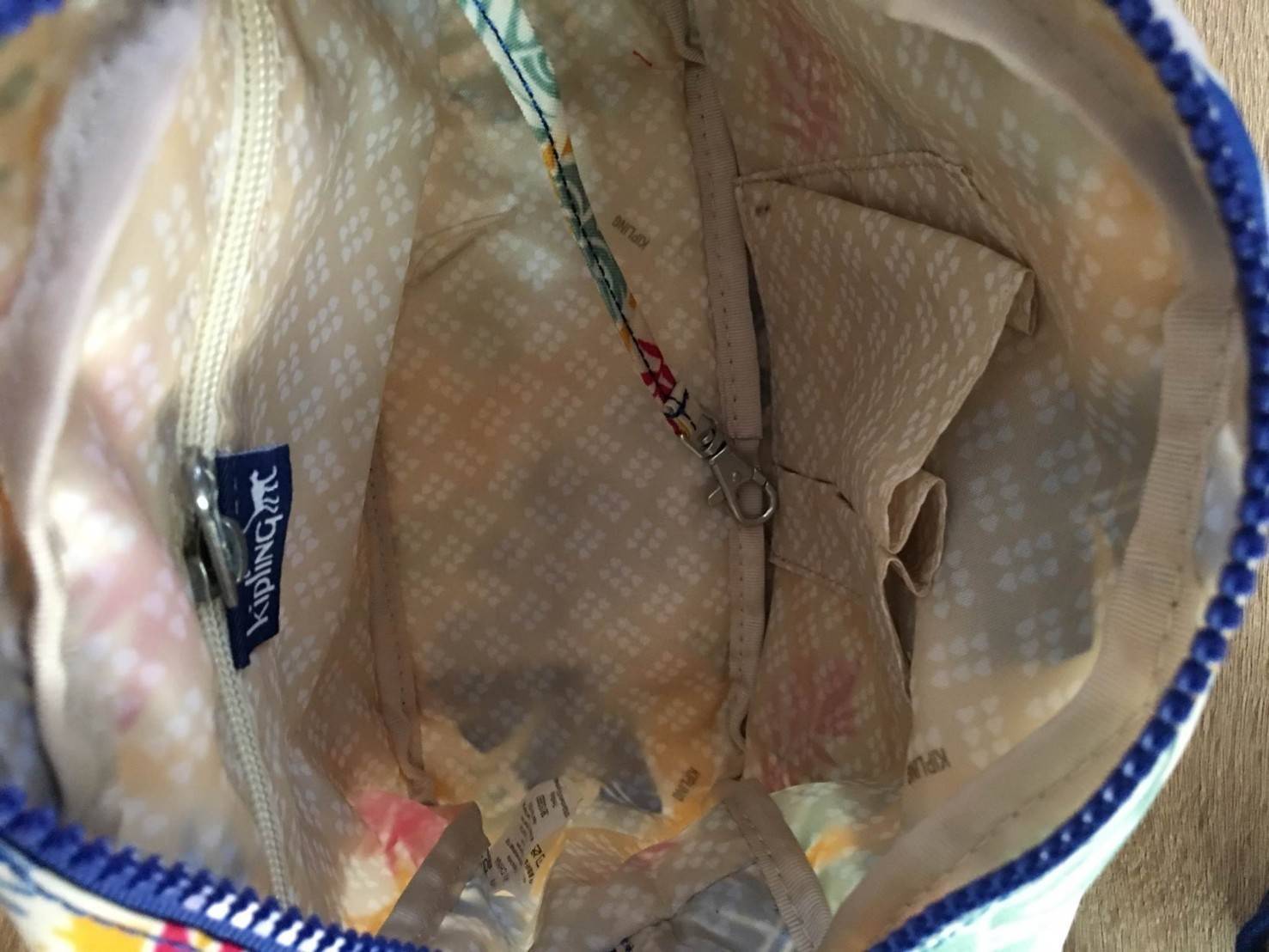 Kipling nylon shoulder bag K15313 กระเป๋าสะพายข้าง วัสดุ nylon บุด้วยนวมที่ฐานกระเป๋า เพิ่มความนุ่มค่ะ ขนาดกำลังน่ารักสะพายคล่องตัว ด้านหน้ามี ช่องใส่ของ 1 ช่อง ช่องหลักเปิดปิดด้วยซิป ภายในโล่งจุได้เยอะ ใส่กระเป๋าสตางค์ใบยาวได้ มีช่องซิปเล็กและสายห้อยกุญแ