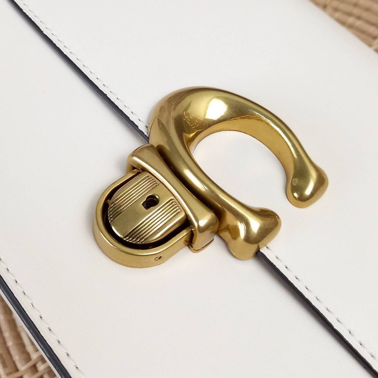 COACH STUDIO GLOVETANNED LEATHER SHOULDER BAG (C6641)🌺ห้ามพลาดเด็ดขาด!! สวยละมุน เรียบหรู ดูแพงสุดๆ!! //กระเป๋าถือ กระเป๋าสะพาย ดีไซน์เนี้ยบ! เฉียบมาก!// วัสดุหนังแท้ หนังเรียบเต็มใบ อยู่ทรง สวยมากๆ ดีเทลเรียบหรู ผู้ดีสุดๆ!// ด้านหน้าเปิด-ปิดด้วยต