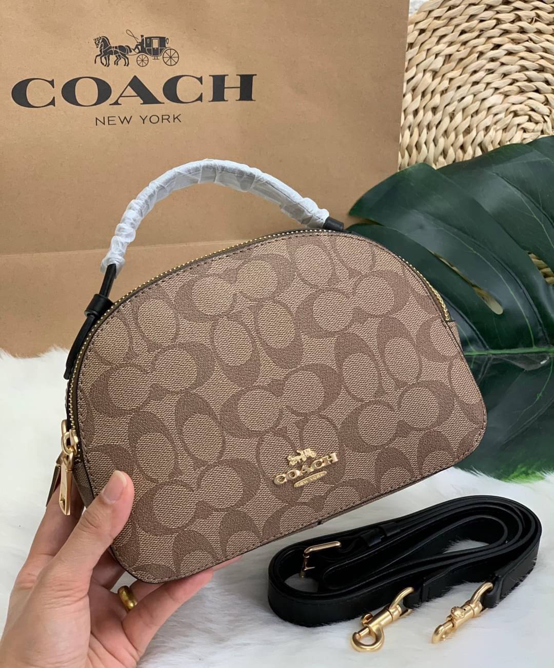COACH SERENA SATCHEL CROSSBODY BAG กระเป๋าทรงโดมเล็ก น่ารัก แต่ใส่ของได้จุเลยทีเดียว!! มี2ช่องซิปหลัก ช่องค่อนข้างกว้าง สามารถใส่กระเป๋าเงินใบกลางได้;ของจำเป็นอื่นๆได้ครบเลยค่ะ มีช่องเล็กให้ใส่ของจุกจิก ด้านหลังมีช่องเล็กให้อีกช่องค่ะ พร้อมสายยาวถอดออกได้