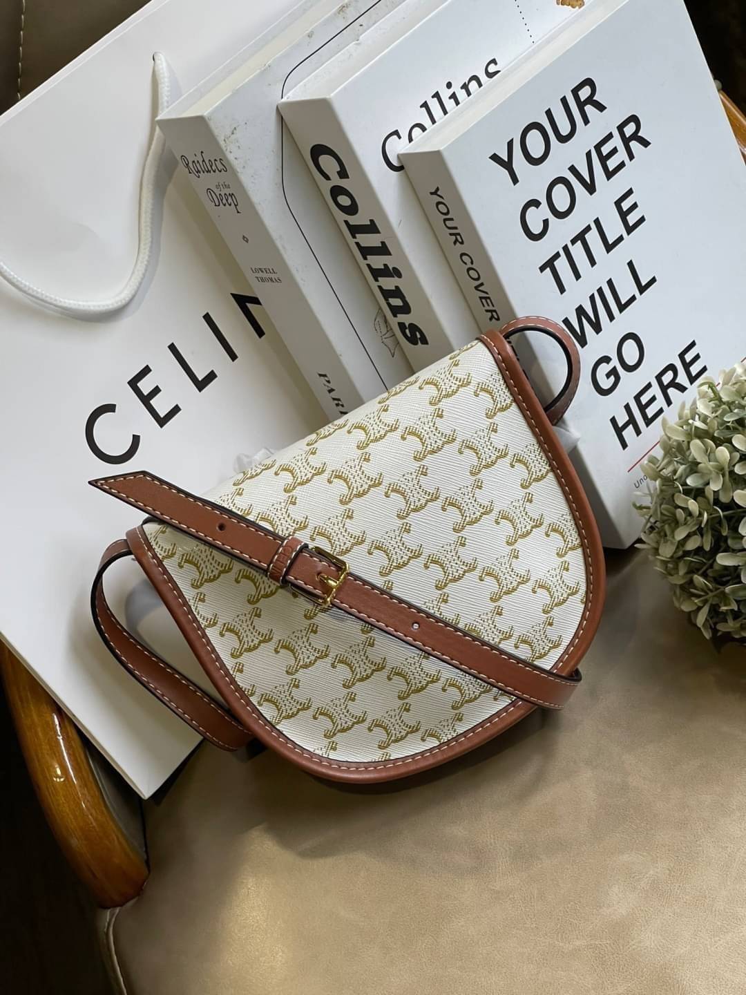 CELINE MINI BESACE IN TRIOMPHE CANVAS หรูหราไปกับกระเป๋าหนังแคนวาสลาย triompe ด้วยขนาดที่กะทัดรัดและดีไซน์ที่เรียบหรูนี้ จึงสามารถนำไปแมทช์กับการแต่งตัวได้ง่าย ไม่ว่าจะเป็นสไตล์การแต่งตัวเท่ ๆ จนถึงสไตล์การแต่งตัวน่ารัก ๆ เพิ่มความหรูหราและโดดเด่นด้วยการต