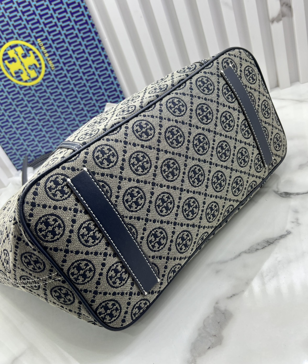 ORI หนังแท้ | Tory Burch T Monogram zip tote bag กระเป๋าทรงโท้ทใบใหญ่ทรงกว้างพร้อมใบเล็กเข้าเซ็ท ดีไซน์สายหนังแต่งคาดหน้า ตัวงานผ้าแจ็คการ์ดตัดขอบหนัง เดอะเบสท์ เซลเลอร์!!