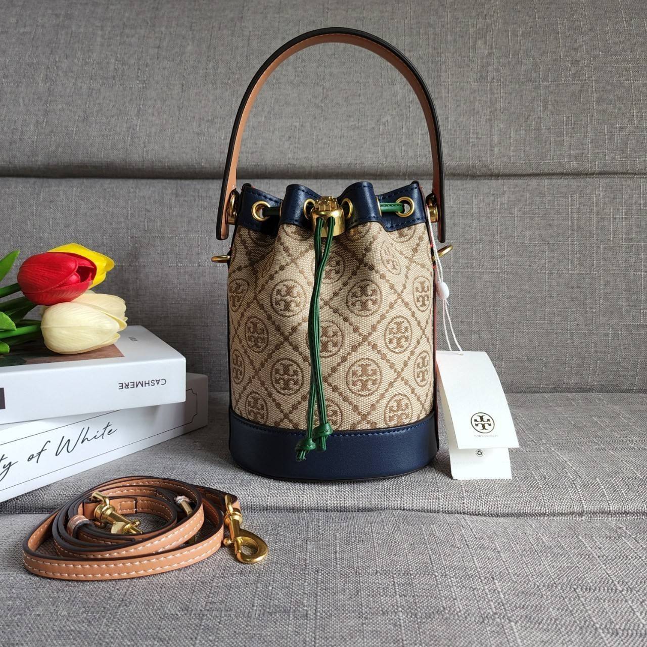 TORY BURCH T MONOGRAM COLORBlOCK JACQUARD MINI BUCKET BAG คอลเลคชั่นใหม่ล่าสุด ครอบครองก่อนใคร รุ่นบัคเก็ตทรงจีบ วัสดุ jacquard สลับหนังแท้ ตัดขอบข้างสีแดงทำให้ดูโดดเด่น หูจับหนังแท้ เปิด ปิด แบบหูรูด ภายในช่องโล่งกว้าง มาพร้อมสายสะพายข้างหนังแท้ ปรับระดั